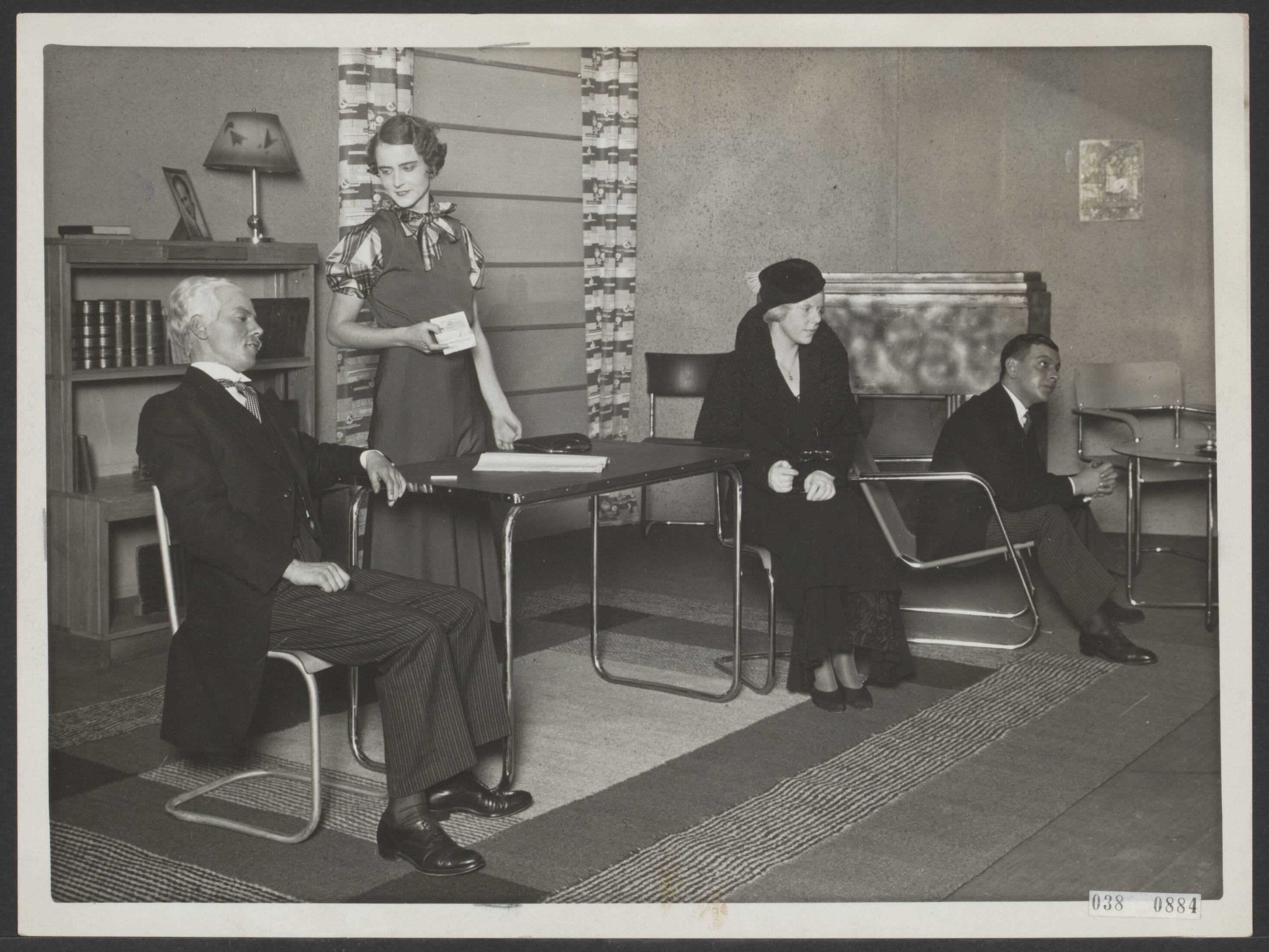 Fotocollectie Elsevier Binnenland — Ter gelegenheid van het IIde lustrum van het Utrechtse Studenten Toneel werd in de Stadsschouwburg te Utrecht door het U.S.T. in samenwerking met de Utrechtse Vrouwelijke Studenten Vereniging een vertoning gegeven van het toneelstuk "Menschen en Idealen" van Johann van Ralender. Louis Saalborn heeft de regie. Uit het eerste bedrijf: J. J. Frankel, mej. Pehmers, mej. E.A.E. Arbeiter, J.M. Landré — Foto: N.V. Vereenigde Fotobureaux. Licentie: Set B: Rechtenvrij / Publiek Domein. Bron: Nationaal Archief. http://hdl.handle.net/10648/adf2bec0-d0b4-102d-bcf8-003048976d84