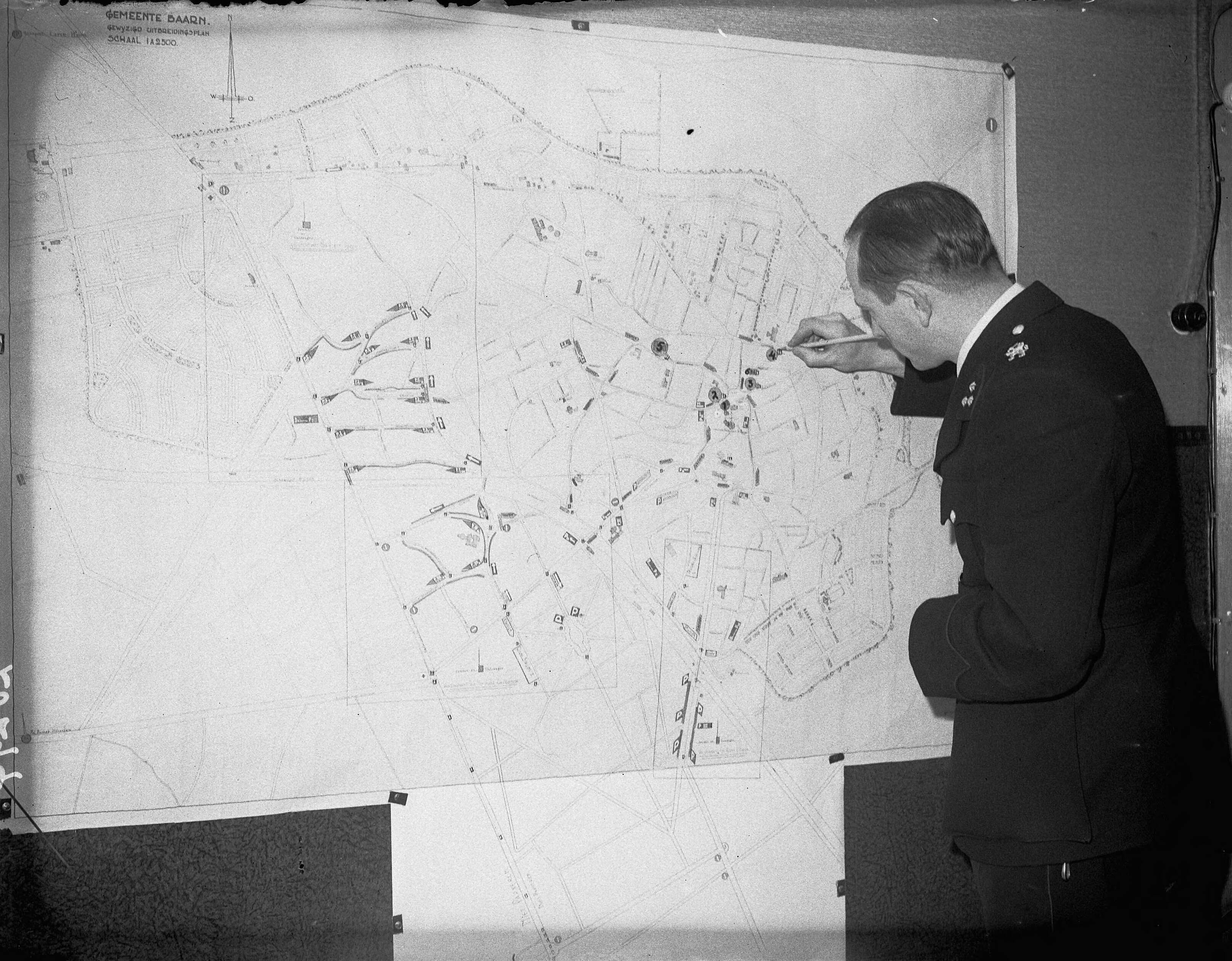 Fotocollectie Anefo — Sterrit Baarn. Verkeersregeling — Foto: Noske, J.D. / Anefo. Licentie: Set B: Rechtenvrij / Publiek Domein. Bron: Nationaal Archief. http://hdl.handle.net/10648/a8a4f1cc-d0b4-102d-bcf8-003048976d84