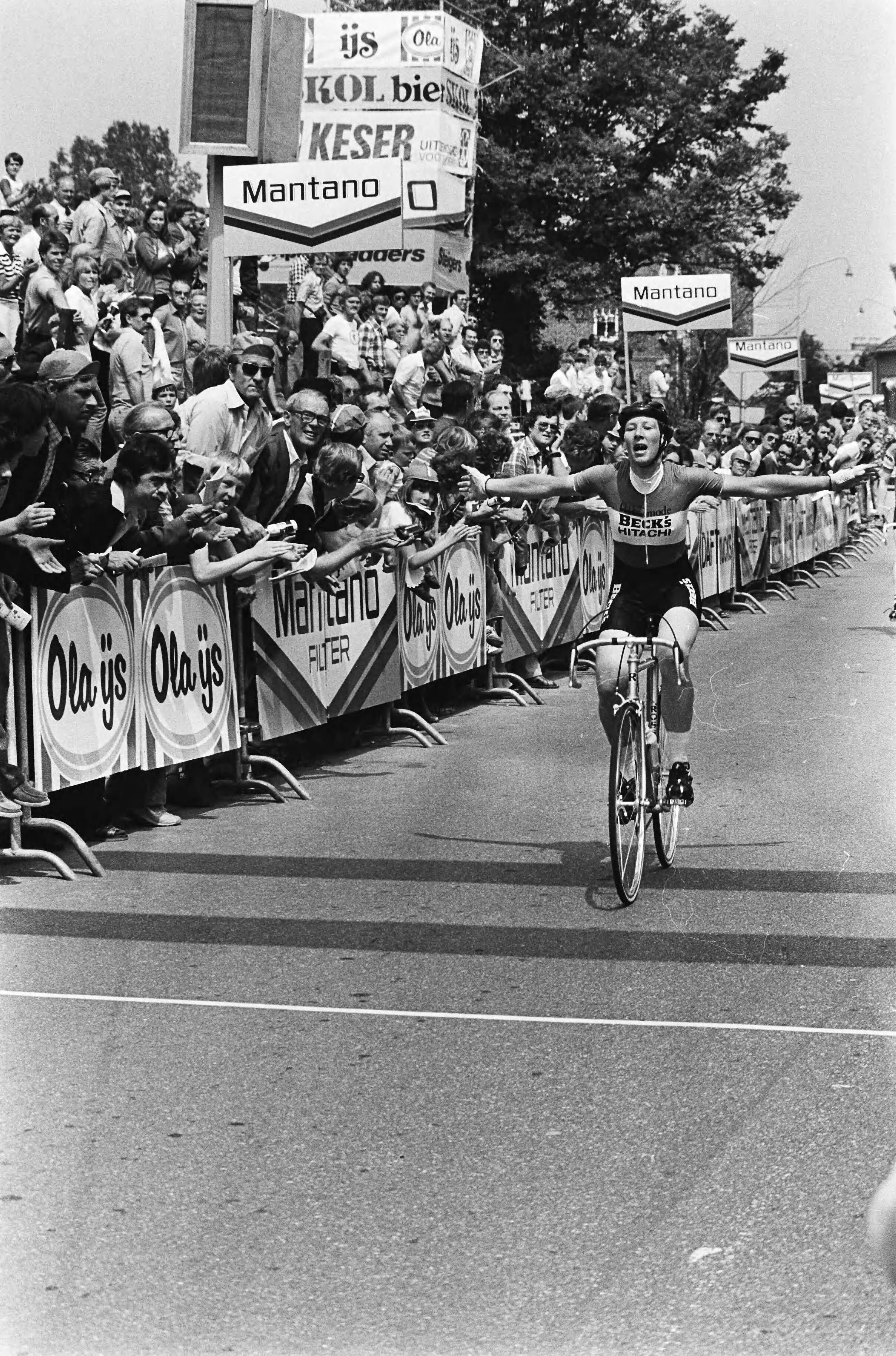 Nederlandse Kampioenschappen Wielrennen Dames 1979 in Geulle (Limburg) — Winnares Tineke Fopma finisht — Foto: Suyk, Koen / Anefo. Licentie: Set B: Rechtenvrij / Publiek Domein. Bron: Nationaal Archief. http://hdl.handle.net/10648/accc966a-d0b4-102d-bcf8-003048976d84