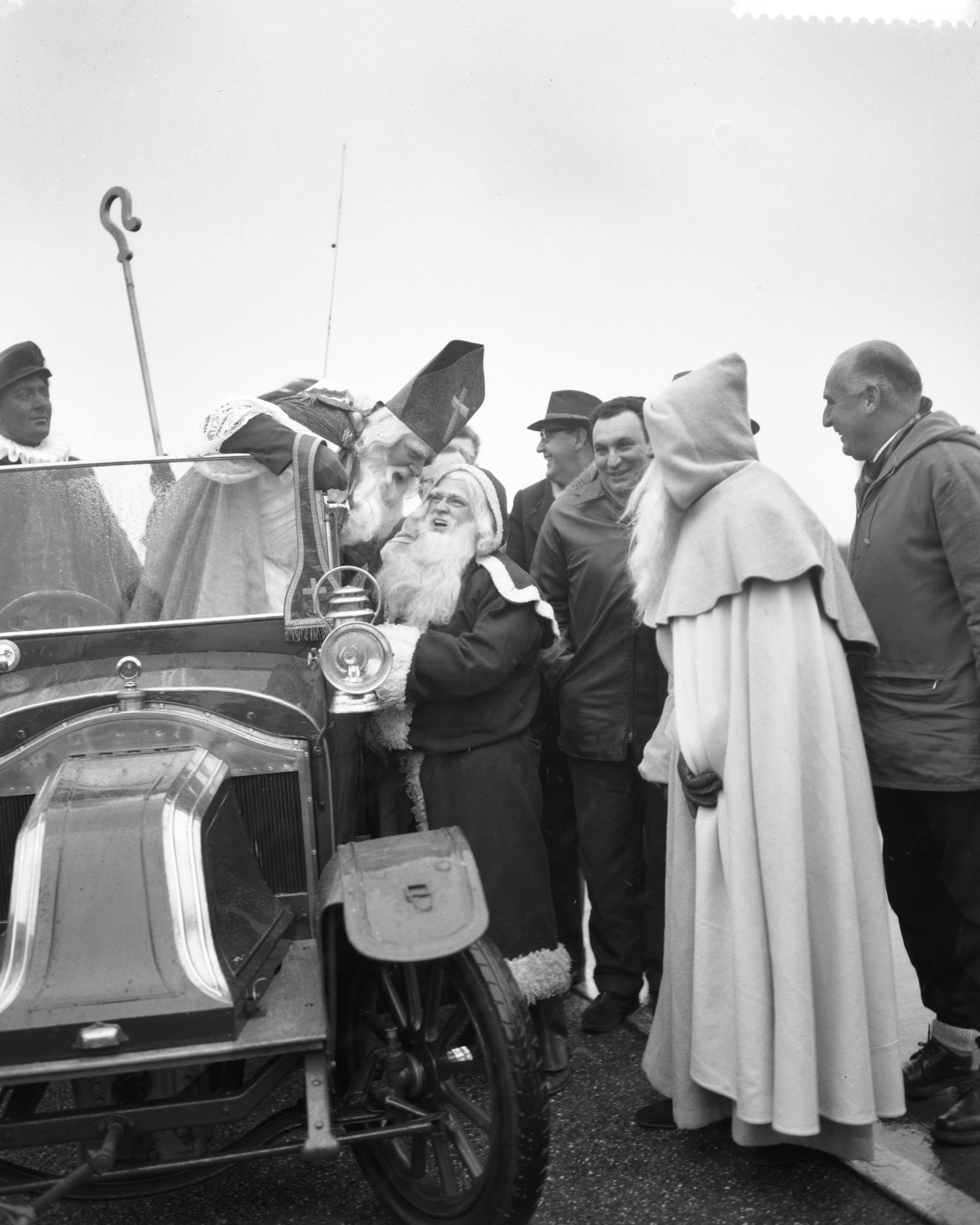 Fotocollectie Anefo — Club van Honderd in aanwezigheid van St. Nicolaas en Kerstman aan het vissen in Kortenhoef — Foto: Bilsen, Joop van / Anefo. Licentie: Set B: Rechtenvrij / Publiek Domein. Bron: Nationaal Archief. http://hdl.handle.net/10648/a9c2863c-d0b4-102d-bcf8-003048976d84