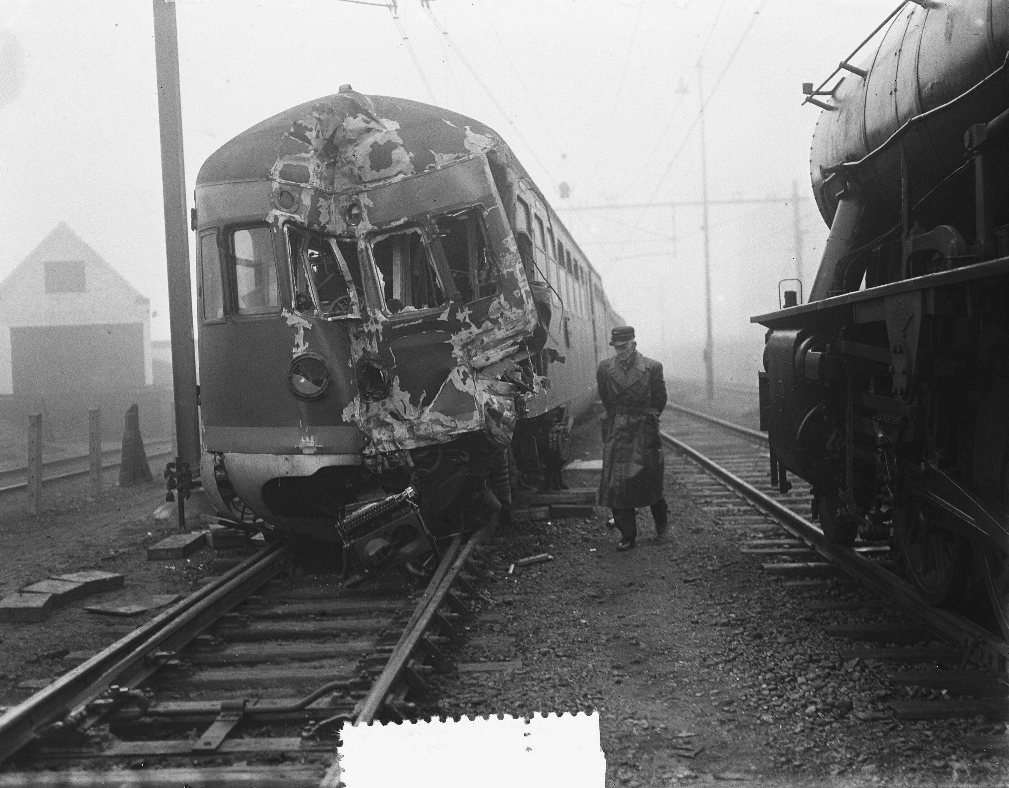 Fotocollectie Anefo — Spoorwegbotsing bij Breda — Foto: Rossem, Wim van / Anefo. Licentie: Set B: Rechtenvrij / Publiek Domein. Bron: Nationaal Archief. http://hdl.handle.net/10648/a9039f92-d0b4-102d-bcf8-003048976d84