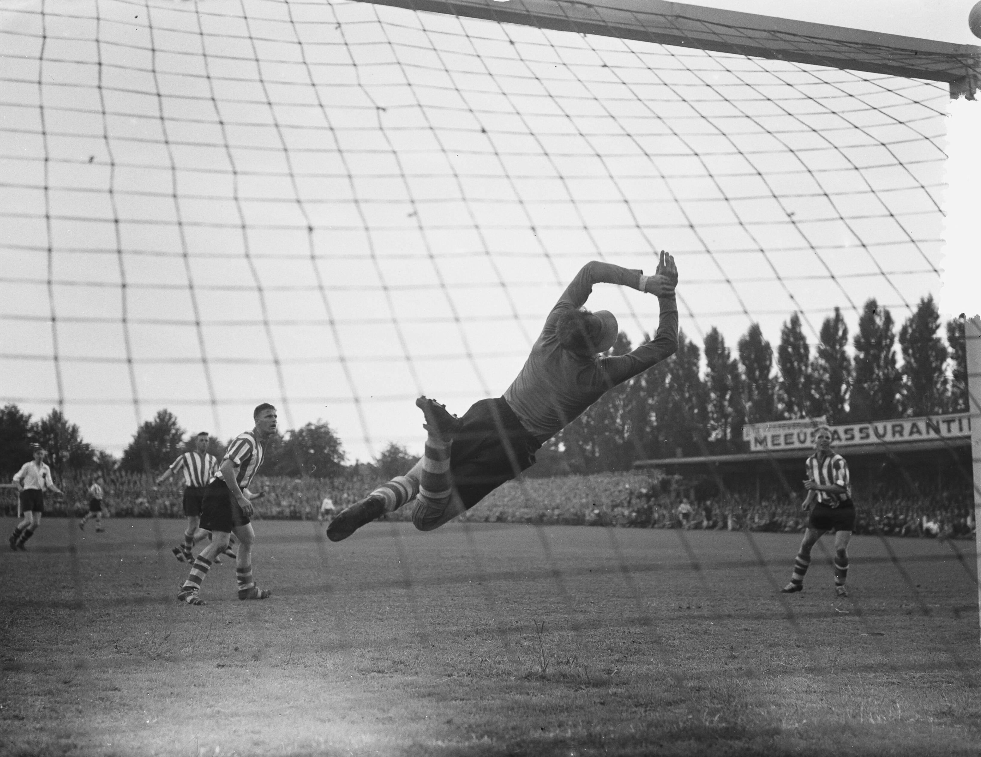 Fotocollectie Anefo — Voetbal. NAC tegen PSV 2-0. Spelmoment — Foto: Bilsen, Joop van / Anefo. Licentie: Set B: Rechtenvrij / Publiek Domein. Bron: Nationaal Archief. http://hdl.handle.net/10648/a9385e08-d0b4-102d-bcf8-003048976d84