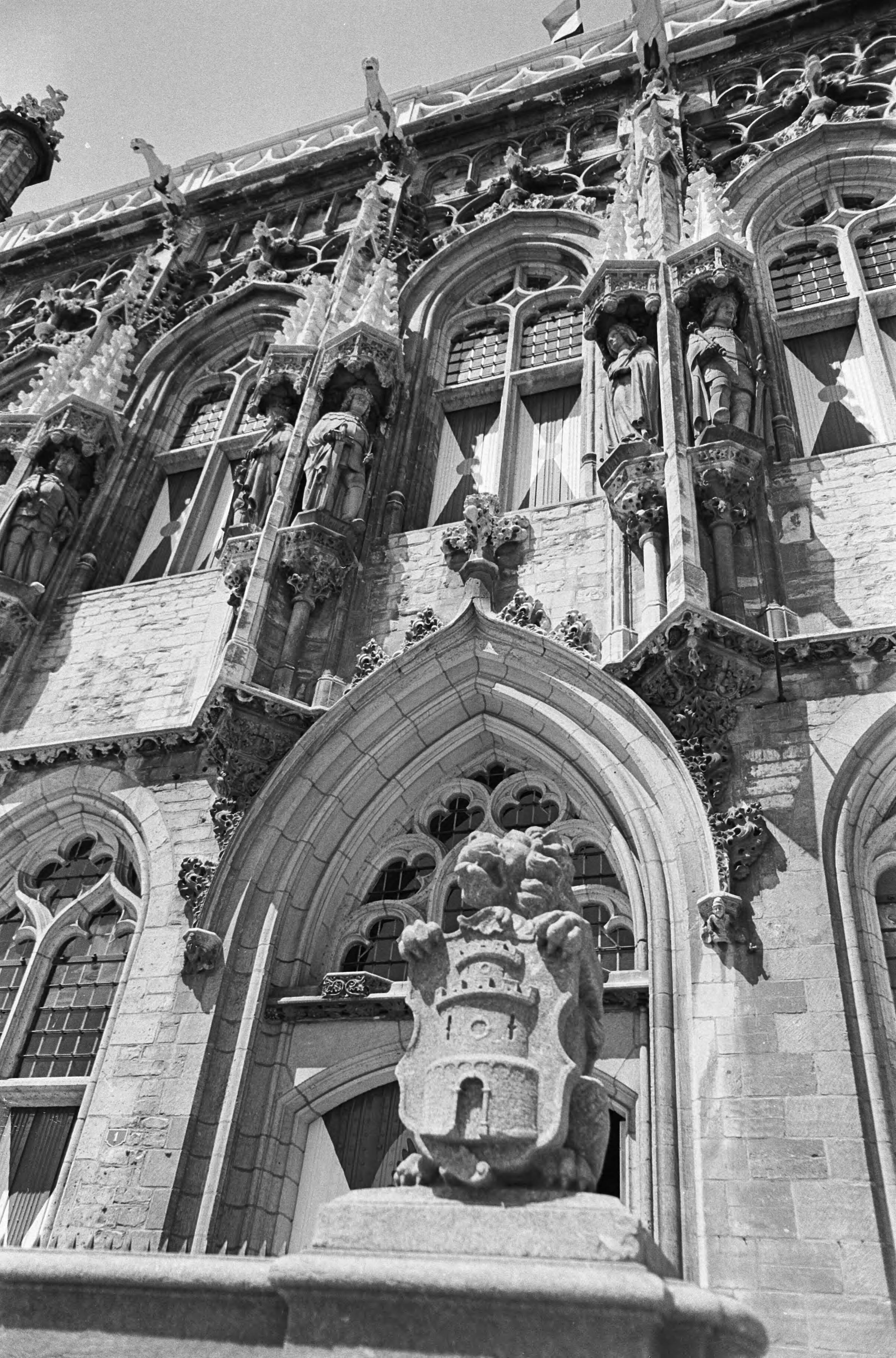 Viering van het 750-jarig bestaan van de stad Middelburg — Beeldhouwwerk aan het stadhuis van Middelburg — Foto: Fotograaf Onbekend / Anefo. Licentie: Set B: Rechtenvrij / Publiek Domein. Bron: Nationaal Archief. http://hdl.handle.net/10648/ab1b9f00-d0b4-102d-bcf8-003048976d84