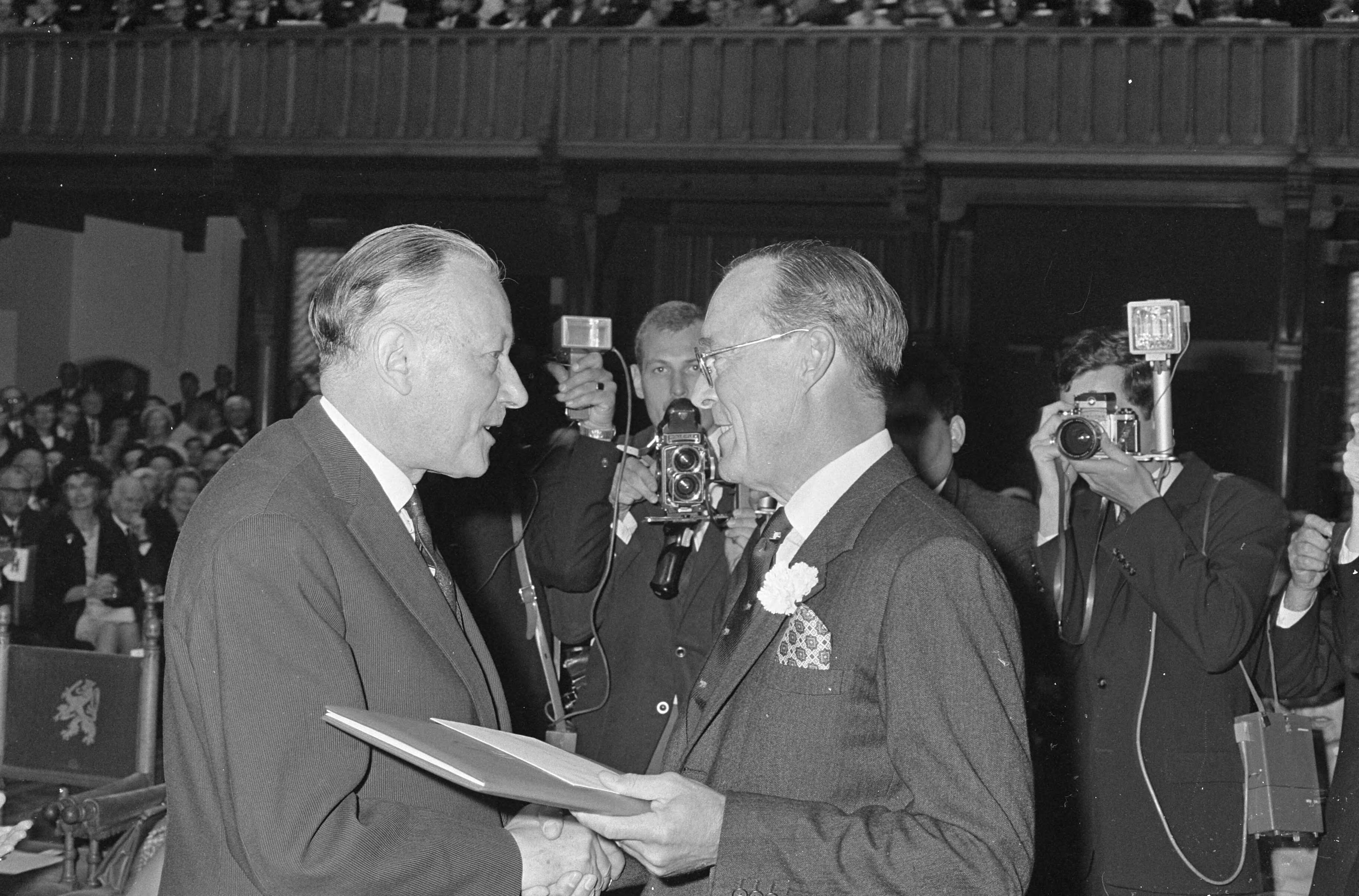 Fotocollectie Anefo — Erasmusprijs 1966, uitreiking in Ridderzaal te Den Haag prins reikt prijs uit aan Fransman prof. Rene Huyghe — Foto: Nijs, Jac. de / Anefo. Licentie: Set B: Rechtenvrij / Publiek Domein. Bron: Nationaal Archief. http://hdl.handle.net/10648/aaf039dc-d0b4-102d-bcf8-003048976d84