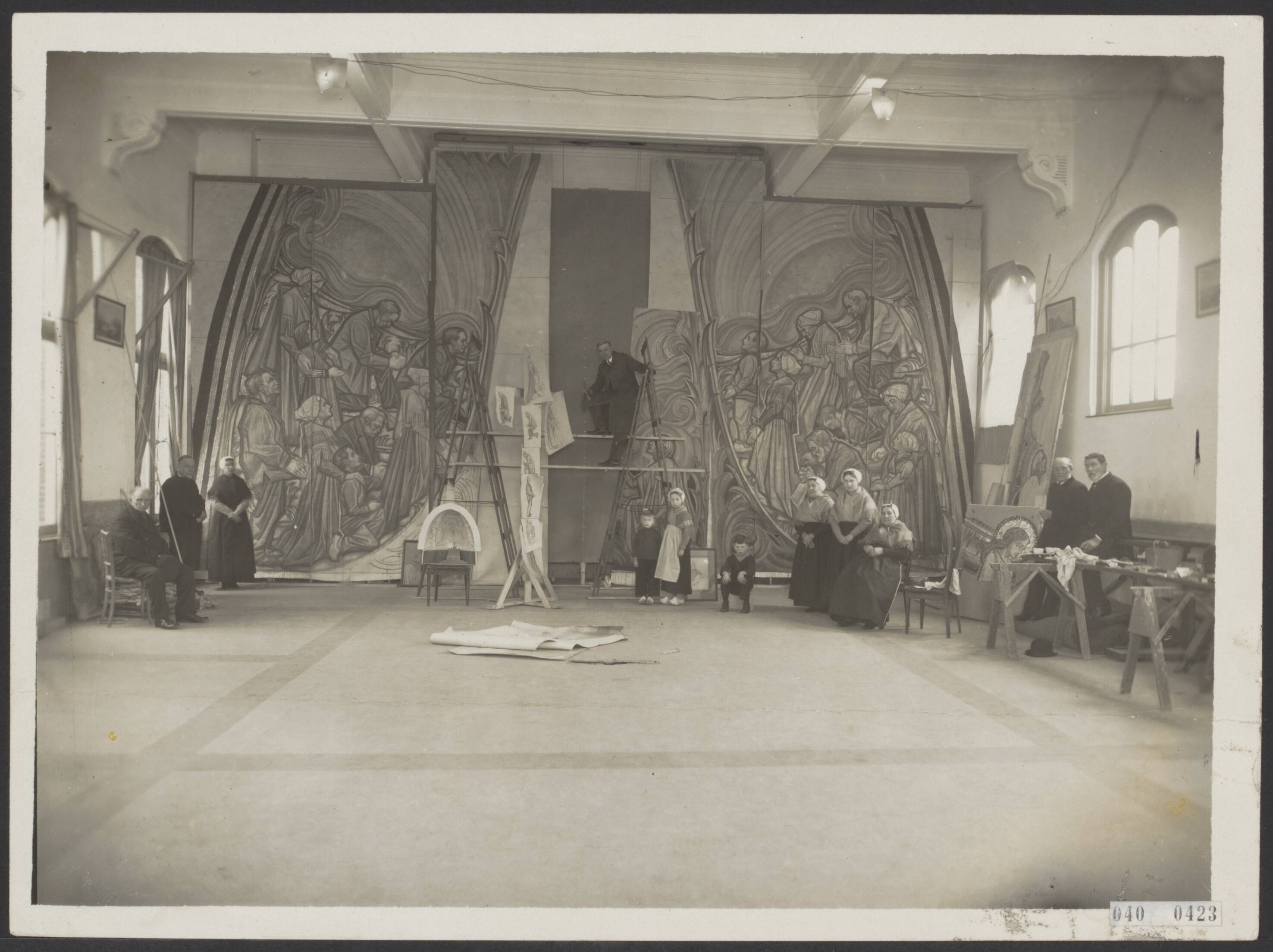 Fotocollectie Elsevier Binnenland — Anton Molkenboer in zijn atelier te Scheveningen, bezig met een ontwerp voor een glasmozaiëk voor de Heilige Antoniuskerk te Scheveningen — Foto: N.V. Vereenigde Fotobureaux. Licentie: Set B: Rechtenvrij / Publiek Domein. Bron: Nationaal Archief. http://hdl.handle.net/10648/adf446c8-d0b4-102d-bcf8-003048976d84