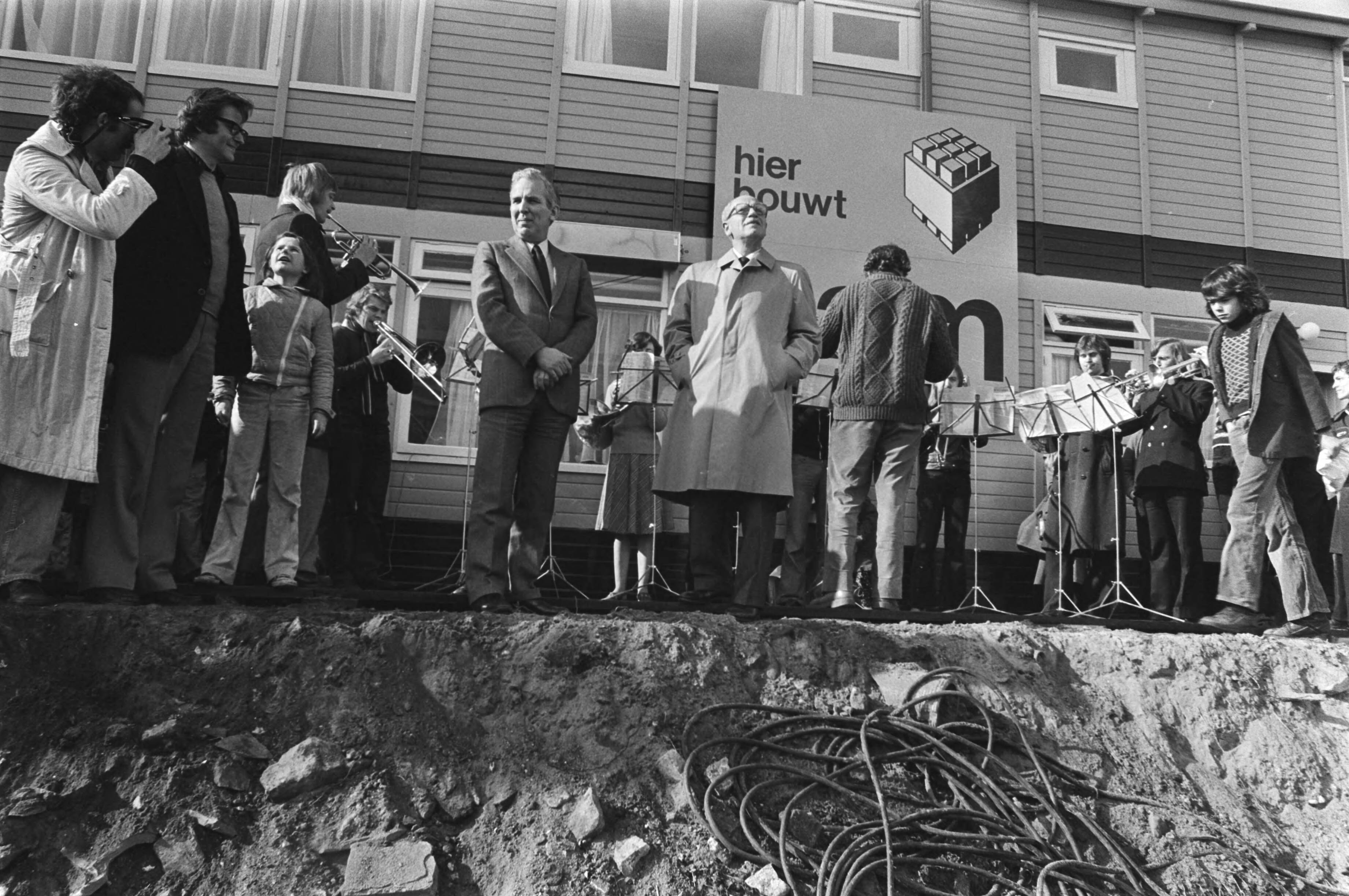 Fotocollectie Anefo — Eerste paal voor nieuw conservatorium in Den Haag , door staatssecretaris Klein; Klein en minister Van Doorn op bouwterrein — Foto: Bogaerts, Rob / Anefo. Licentie: Set B: Rechtenvrij / Publiek Domein. Bron: Nationaal Archief. http://hdl.handle.net/10648/ac80fbc4-d0b4-102d-bcf8-003048976d84