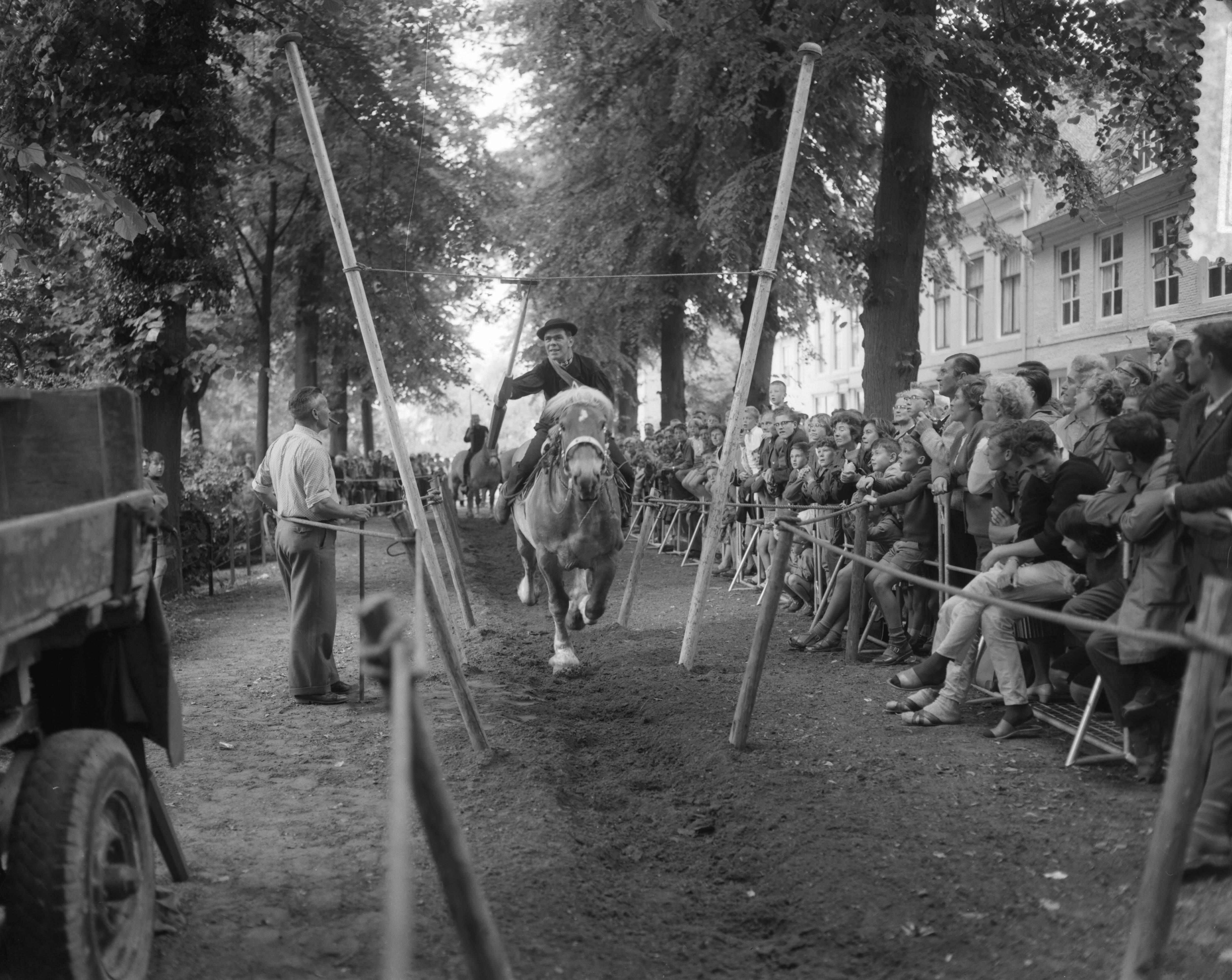 Fotocollectie Anefo — Ringrijderij in Middelburg. Ringrijden — Foto: Bilsen, Joop van / Anefo. Licentie: Set B: Rechtenvrij / Publiek Domein. Bron: Nationaal Archief. http://hdl.handle.net/10648/a9dcf968-d0b4-102d-bcf8-003048976d84