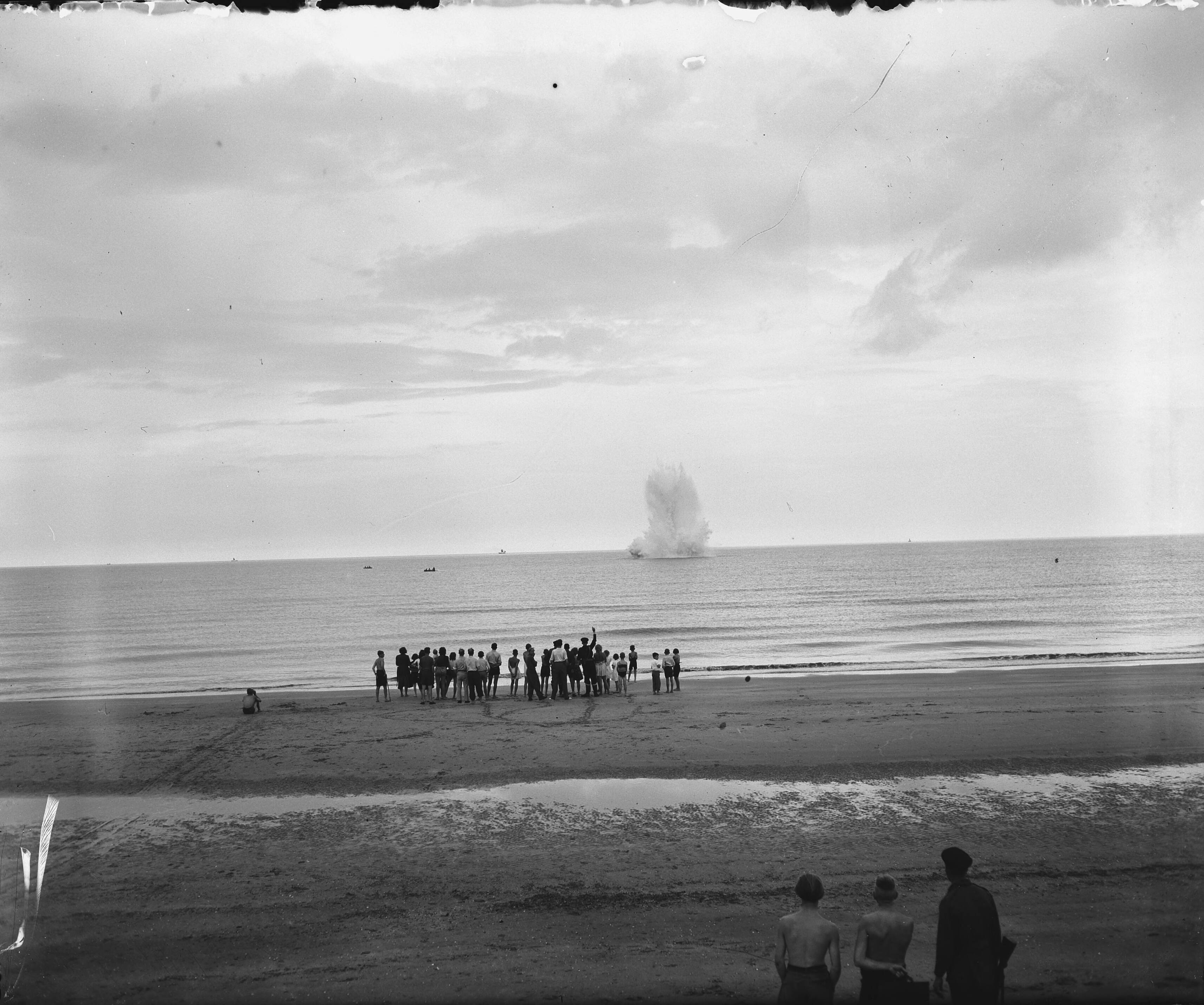 Fotocollectie Anefo — Opblazen van mijnen in zee bij Zandvoort — Foto: Raucamp, Koos / Anefo. Licentie: Set B: Rechtenvrij / Publiek Domein. Bron: Nationaal Archief. http://hdl.handle.net/10648/a8a17dbc-d0b4-102d-bcf8-003048976d84