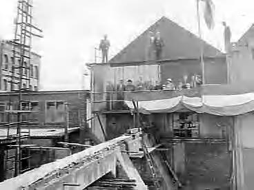 Fotocollectie Anefo — Tewaterlating vrachtschip "Spolanda" bij de Zaanlandsche Scheepsbouwmaatschappij te Zaandam. De doopplechtigheid werd verricht door mej. Danielle Smith, dochter van een van de commissarissen van rederij Spoorhout — Foto: Bilsen, Joop van / Anefo. Licentie: Set B: Rechtenvrij / Publiek Domein. Bron: Nationaal Archief. http://hdl.handle.net/10648/a97d27e0-d0b4-102d-bcf8-003048976d84