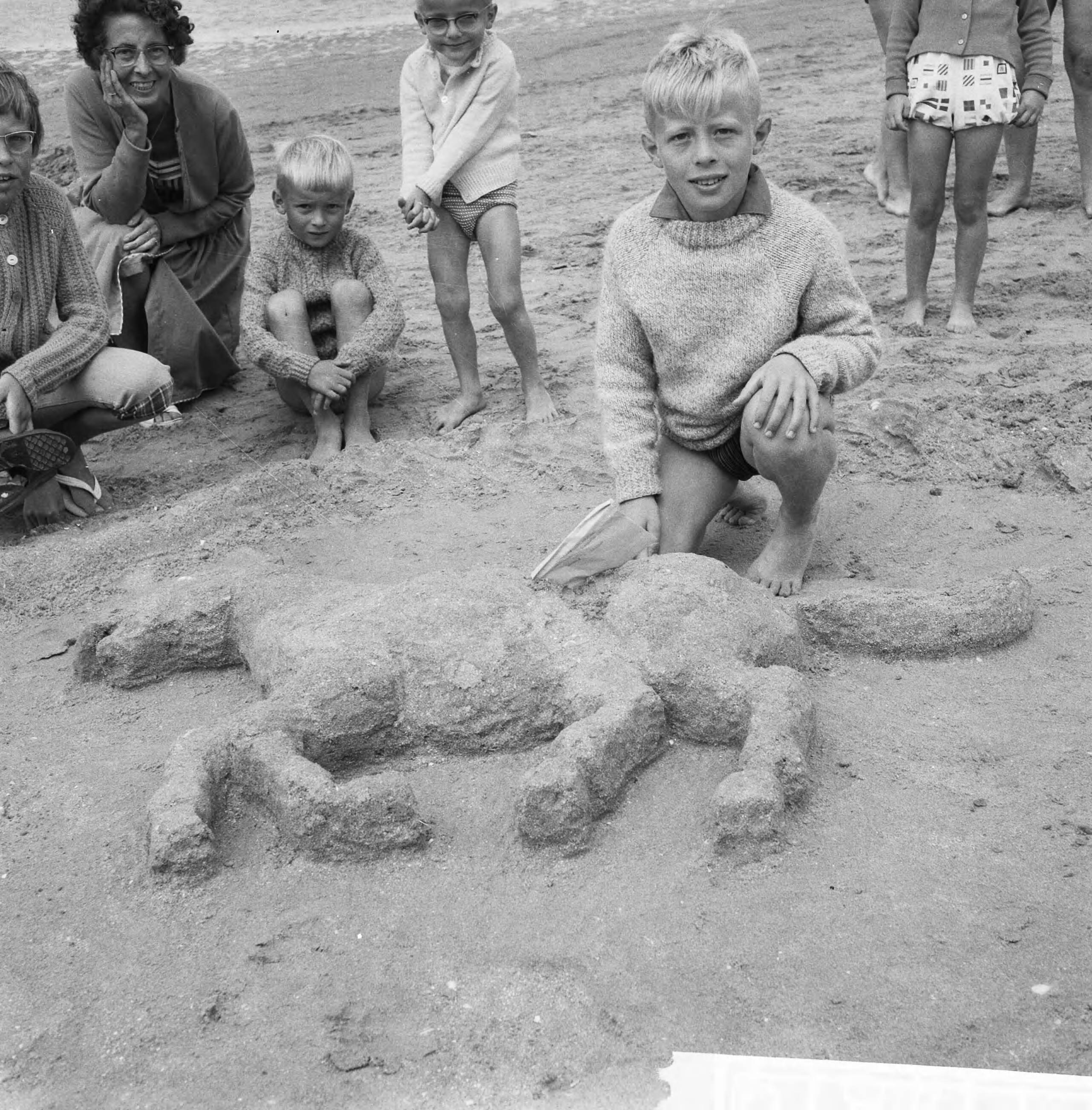 Fotocollectie Anefo — Zandbouwwedstrijd te Zandvoort, winnaar de 12-jarige Joep van Dijk bezig met zijn werkstuk — Foto: Lindeboom, Henk / Anefo. Licentie: Set B: Rechtenvrij / Publiek Domein. Bron: Nationaal Archief. http://hdl.handle.net/10648/a9b60998-d0b4-102d-bcf8-003048976d84