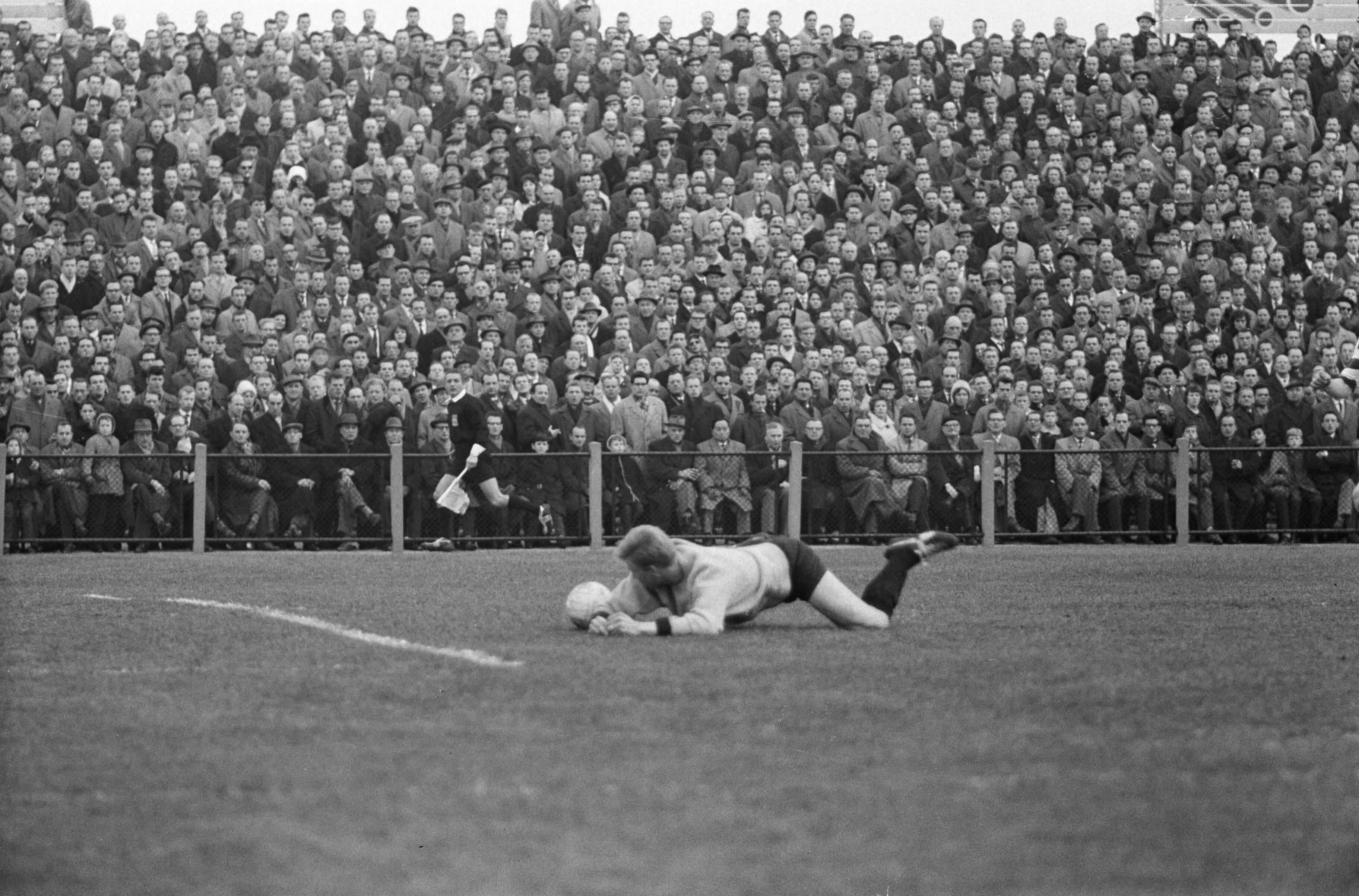 Fotocollectie Anefo — Voetbal. ADO tegen Blauw-Wit 1-4. Spelmoment — Foto: Pot, Harry / Anefo. Licentie: Set B: Rechtenvrij / Publiek Domein. Bron: Nationaal Archief. http://hdl.handle.net/10648/a9f7a52e-d0b4-102d-bcf8-003048976d84