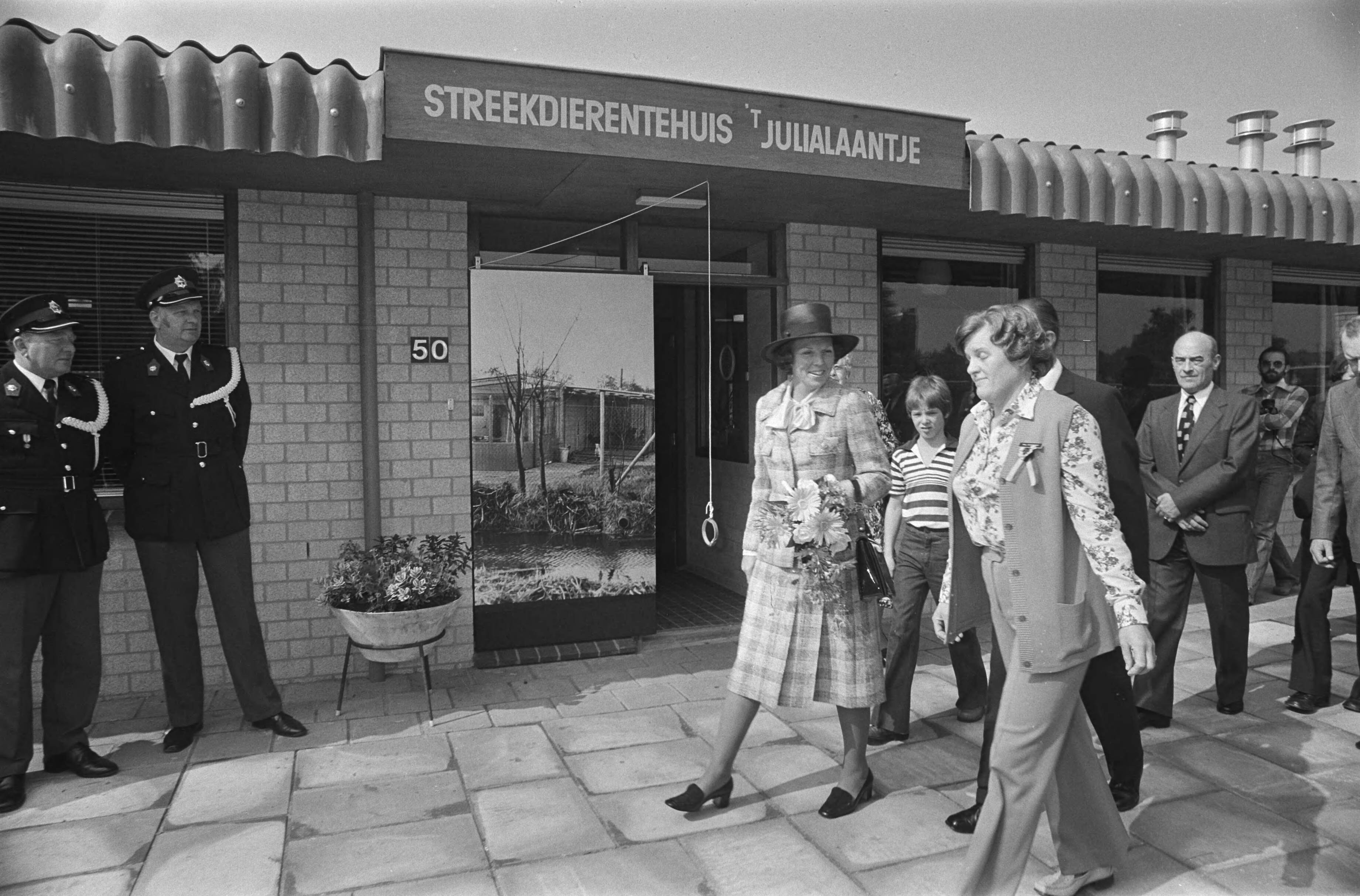 Fotocollectie Anefo — Prinses Beatrix opent streekdierentehuis "t Juliaantje te Rijswijk — Foto: Suyk, Koen / Anefo. Licentie: Set B: Rechtenvrij / Publiek Domein. Bron: Nationaal Archief. http://hdl.handle.net/10648/aca17fd4-d0b4-102d-bcf8-003048976d84