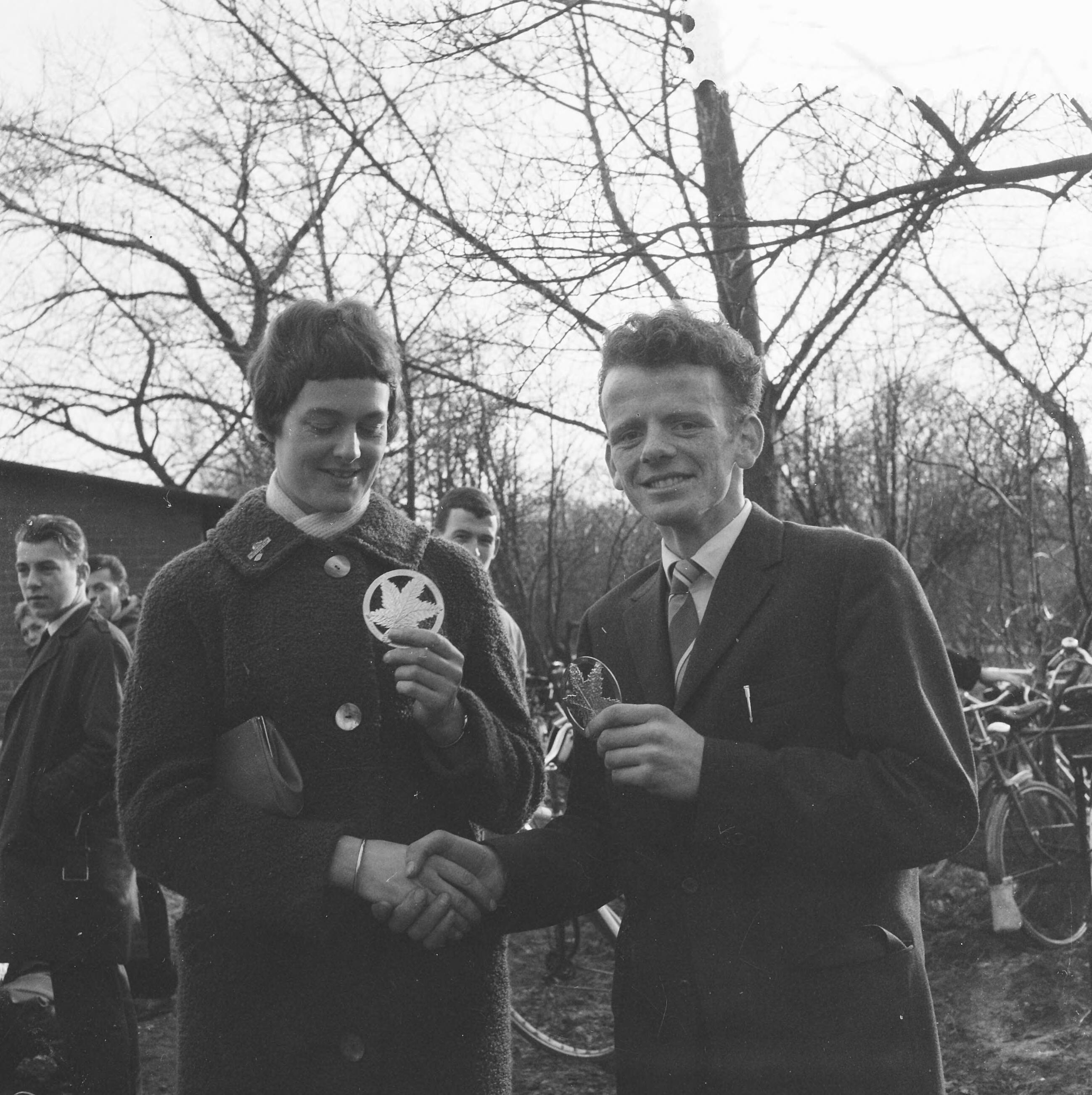 Fotocollectie Anefo — Zilveren Maple Leaf veldloop te Hilversum, Winnaars Gerda Kraan en Fr. Heijmans — Foto: Lindeboom, Henk / Anefo. Licentie: Set B: Rechtenvrij / Publiek Domein. Bron: Nationaal Archief. http://hdl.handle.net/10648/a9aa150c-d0b4-102d-bcf8-003048976d84
