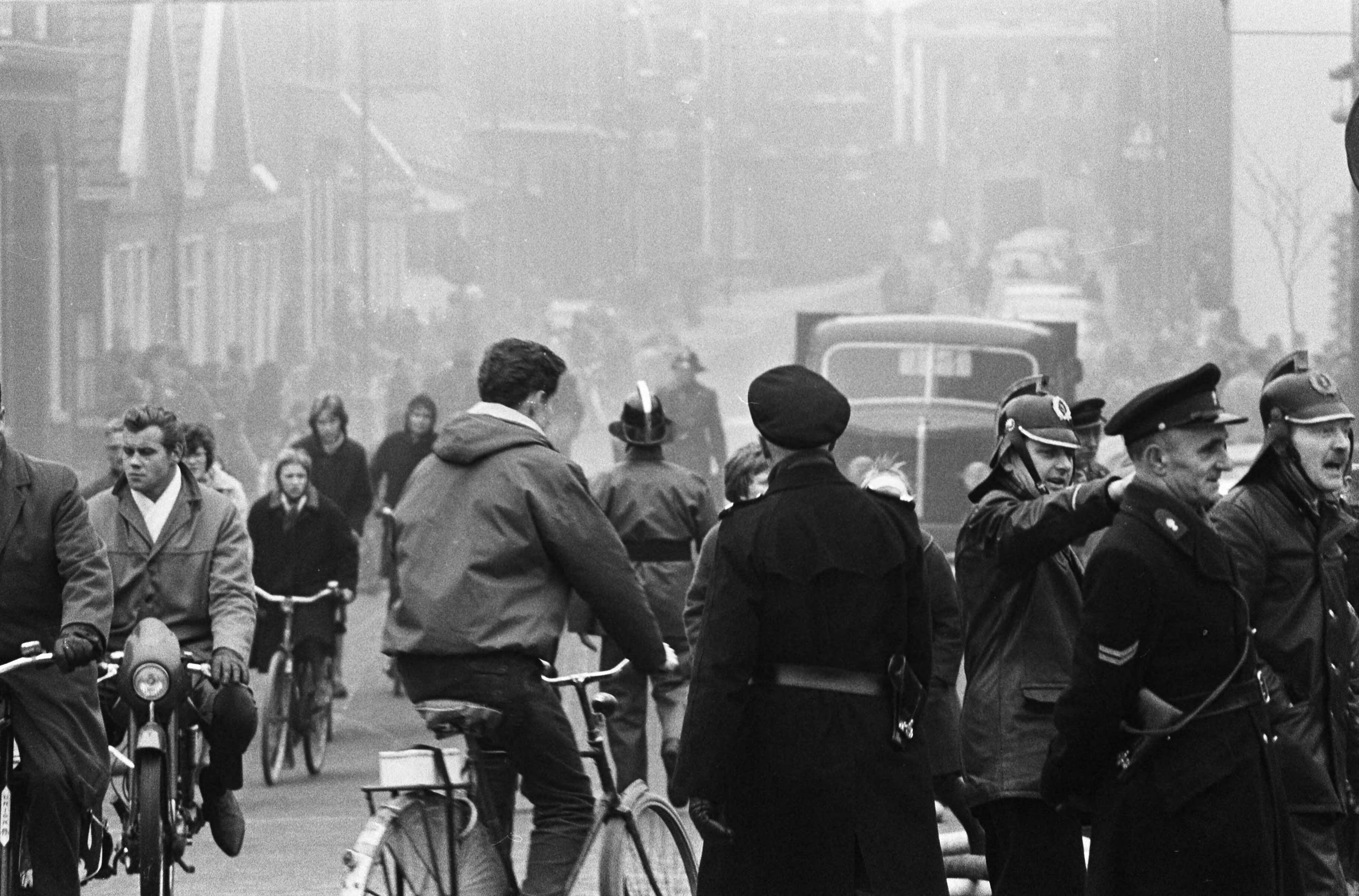 Fotocollectie Anefo — Brand in fabriek van linoleum in Krommenie — Foto: Gelderen, Hugo van / Anefo. Licentie: Set B: Rechtenvrij / Publiek Domein. Bron: Nationaal Archief. http://hdl.handle.net/10648/aa2eedf4-d0b4-102d-bcf8-003048976d84