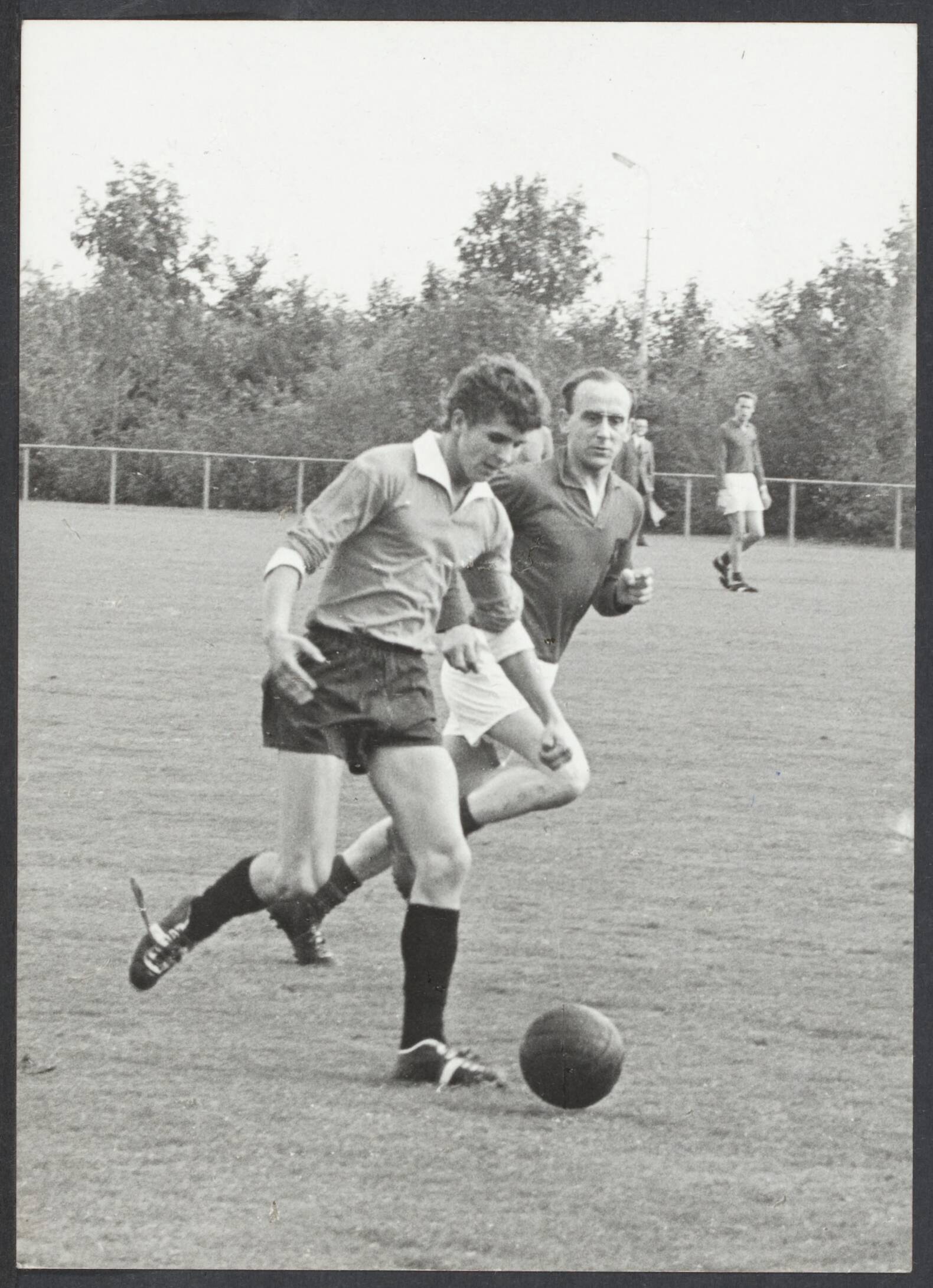 Spaarnestad. Sport en Spel - Nederland — [Serie bedrijfsvoetbal Spaarnestad, diverse jaren] H.D.J - Bruna voetballen oct '65 — Foto: Essenberg, Hans / Spaarnestad / Spaarnestad Photo (05887). Licentie: Set B: Rechtenvrij / Publiek Domein. Bron: Nationaal Archief. http://hdl.handle.net/10648/ac197274-0240-0d32-6dc3-398637a9a02f