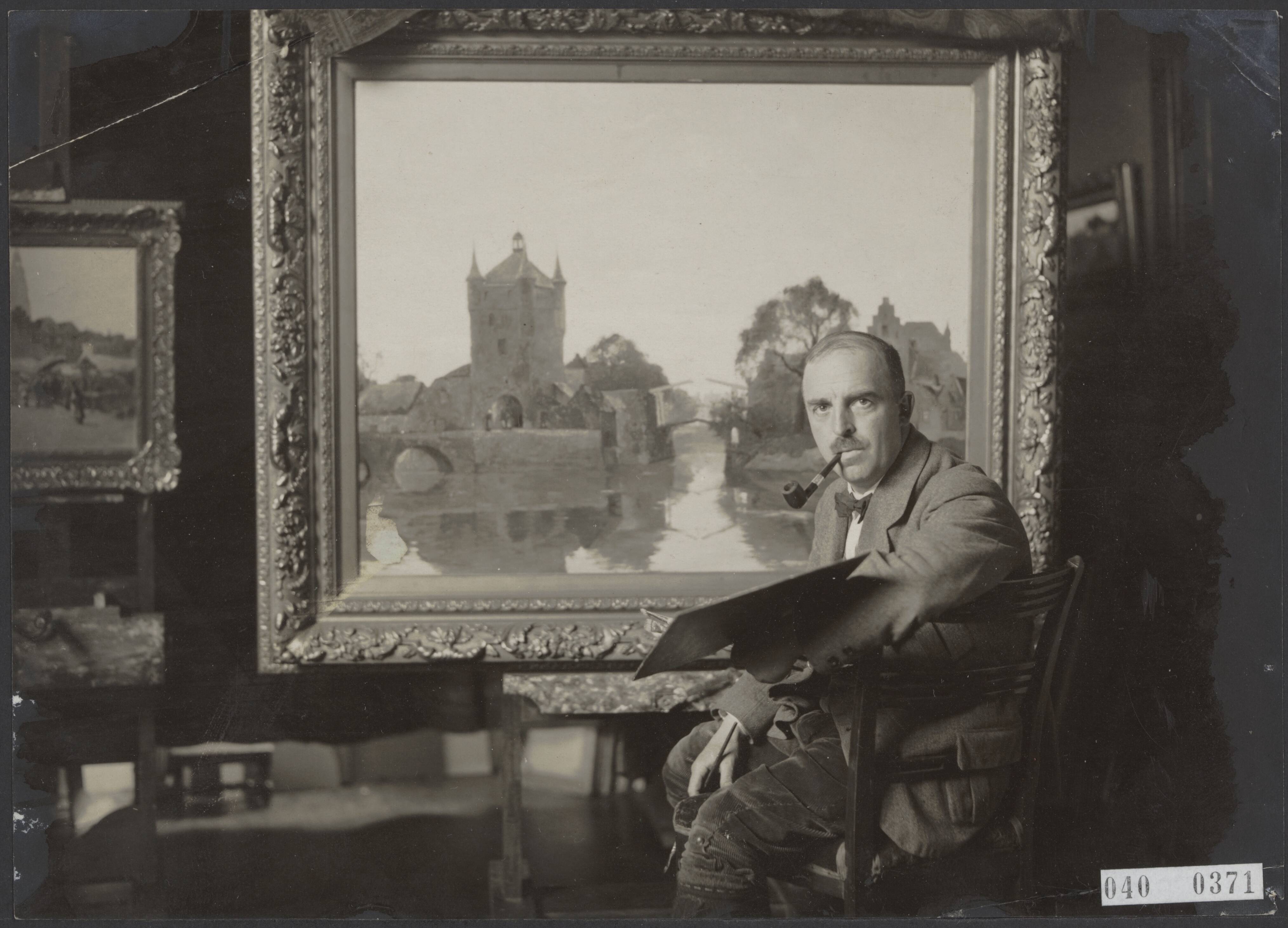 Fotocollectie Elsevier Binnenland — De kunstschilder Willem Knip in zijn atelier voor zijn schilderij voorstellende Zierikzee — Foto: Onbekend / Publiek Domein of Rechtenvrij. Licentie: Set B: Rechtenvrij / Publiek Domein. Bron: Nationaal Archief. http://hdl.handle.net/10648/adf42436-d0b4-102d-bcf8-003048976d84