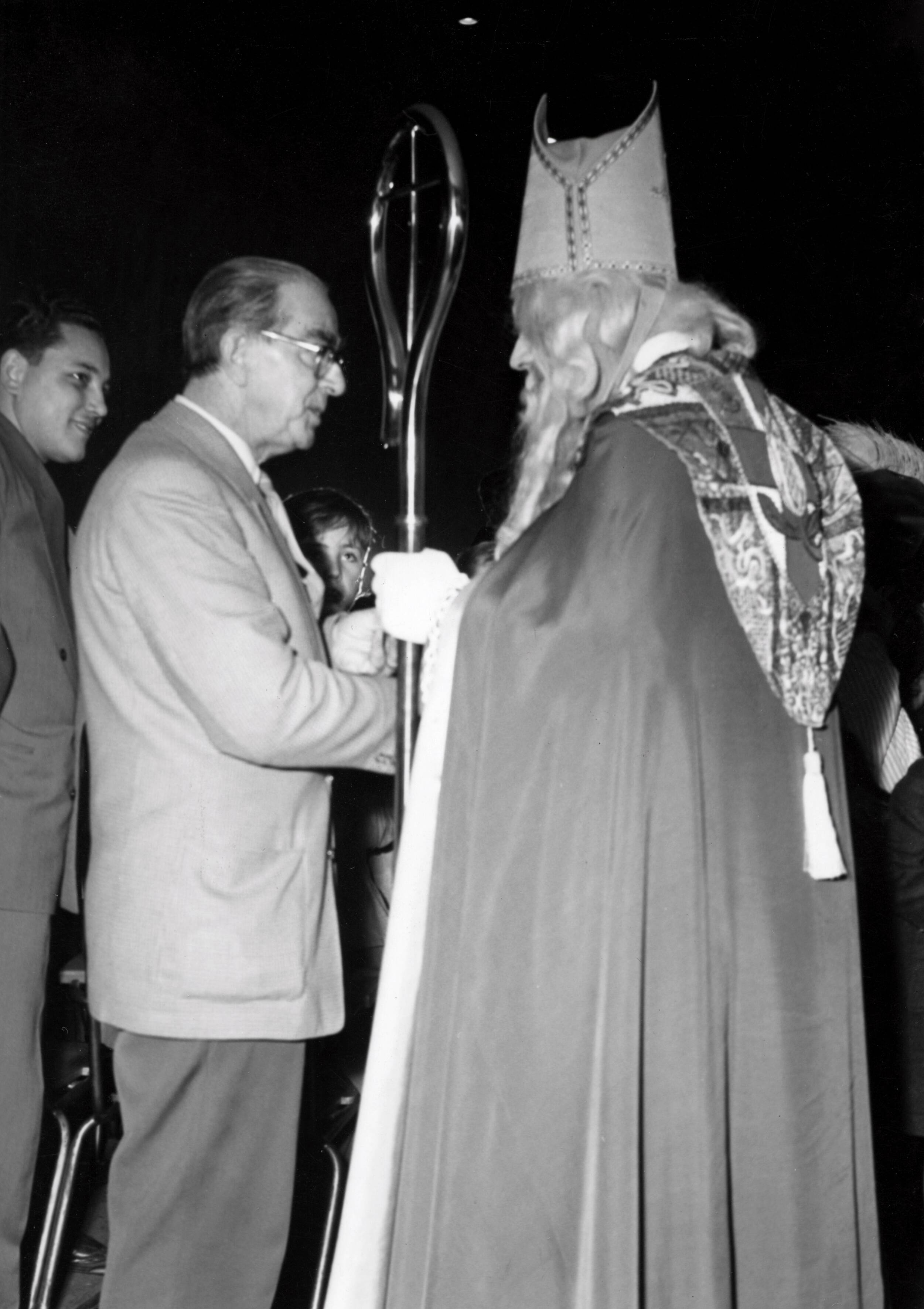 Collectie nader te bepalen — [Sinterklaasfeest N.V. Drukkerij De Spaarnestad in Haarlem] — Foto: Fotograaf Onbekend / Fotobureau onbekend / Spaarnestad Photo (05887). Licentie: Set B: Rechtenvrij / Publiek Domein. Bron: Nationaal Archief. http://hdl.handle.net/10648/35429da6-4062-a382-e063-6df0900a6686