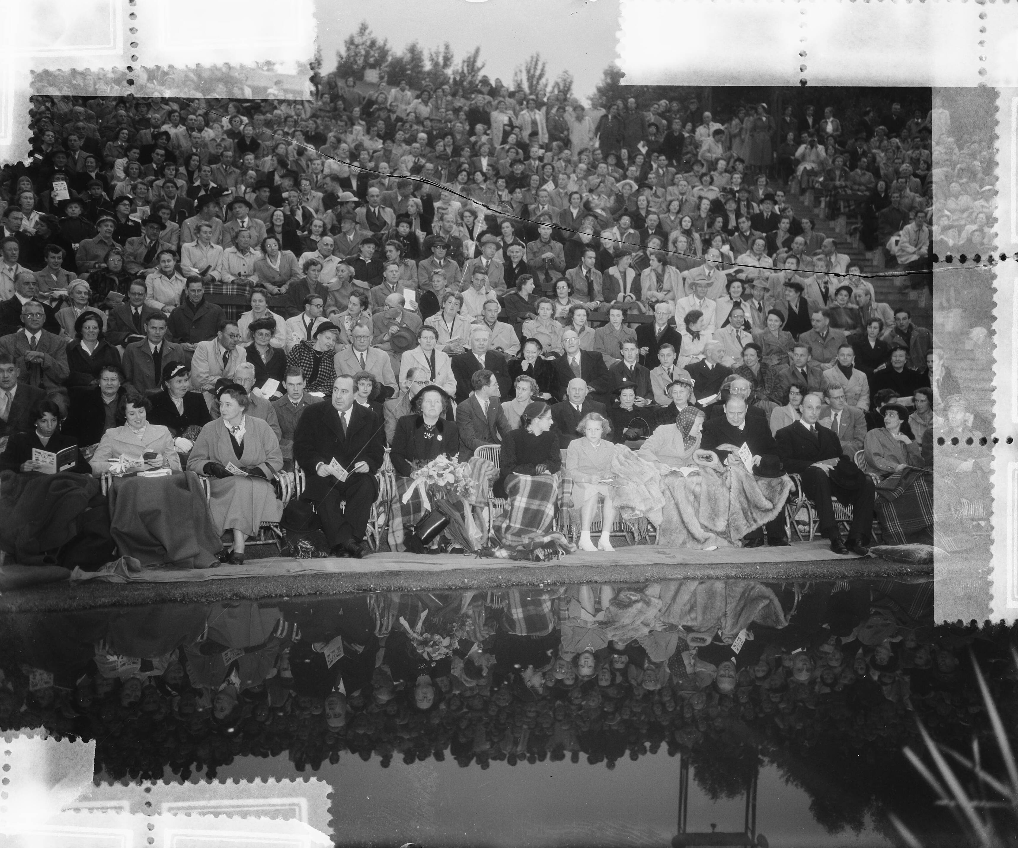 Koninklijk bezoek aan Noord-Holland (1952) — Koningin Juliana met de prinsessen Beatrix en Irene bezochten een voorstelling van het Nationaal Danstheater van Joegoslavië in het Openluchttheater Bloemendaal — Foto: Pot, Harry / Anefo. Licentie: Set B: Rechtenvrij / Publiek Domein. Bron: Nationaal Archief. http://hdl.handle.net/10648/a8fbd7a8-d0b4-102d-bcf8-003048976d84