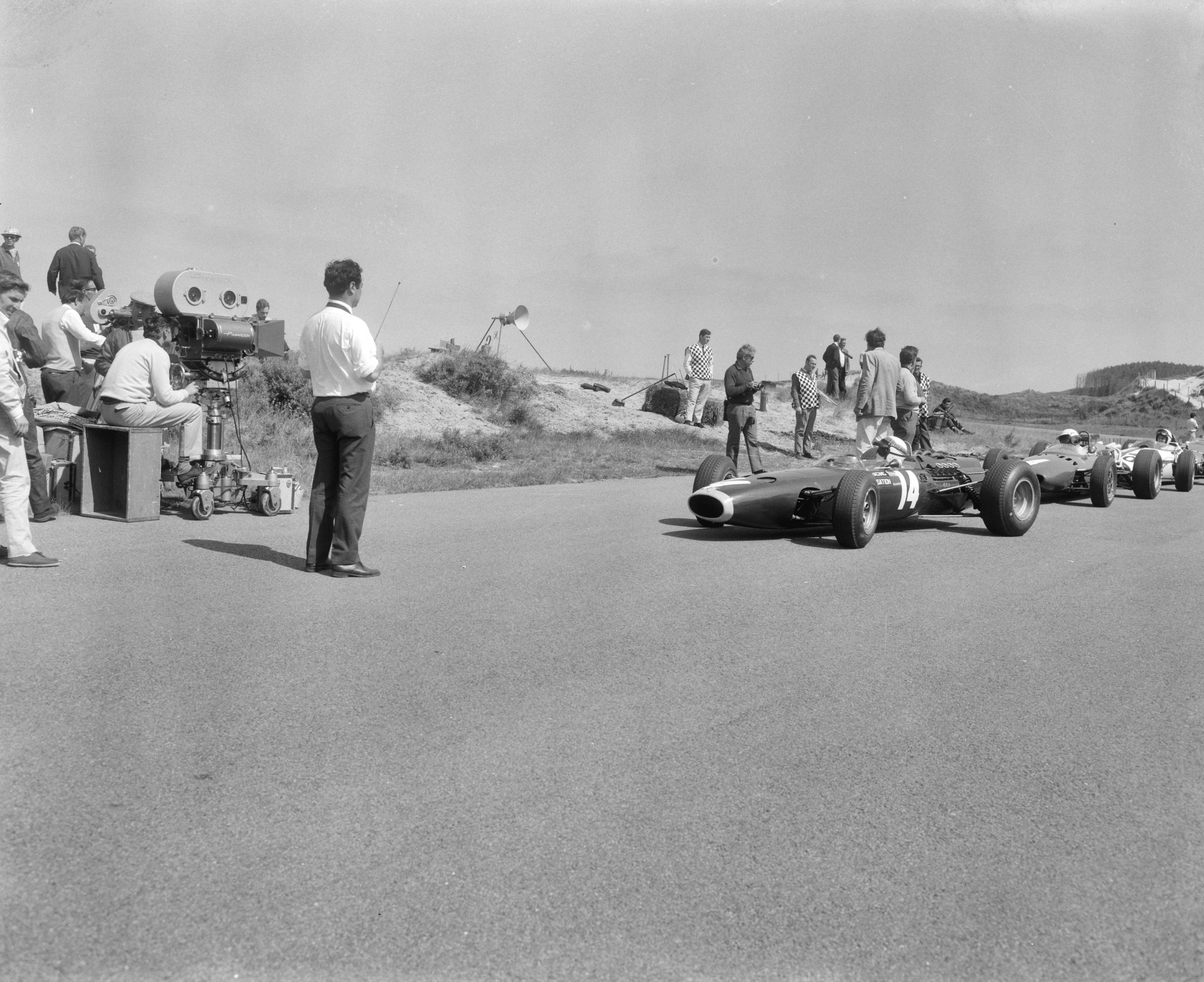 Fotocollectie Anefo — Cineramafilm "Grand Prix", filmopnames op het circuit van Zandvoort, overzicht — Foto: Bilsen, Joop van / Anefo. Licentie: Set B: Rechtenvrij / Publiek Domein. Bron: Nationaal Archief. http://hdl.handle.net/10648/aaf3c462-d0b4-102d-bcf8-003048976d84