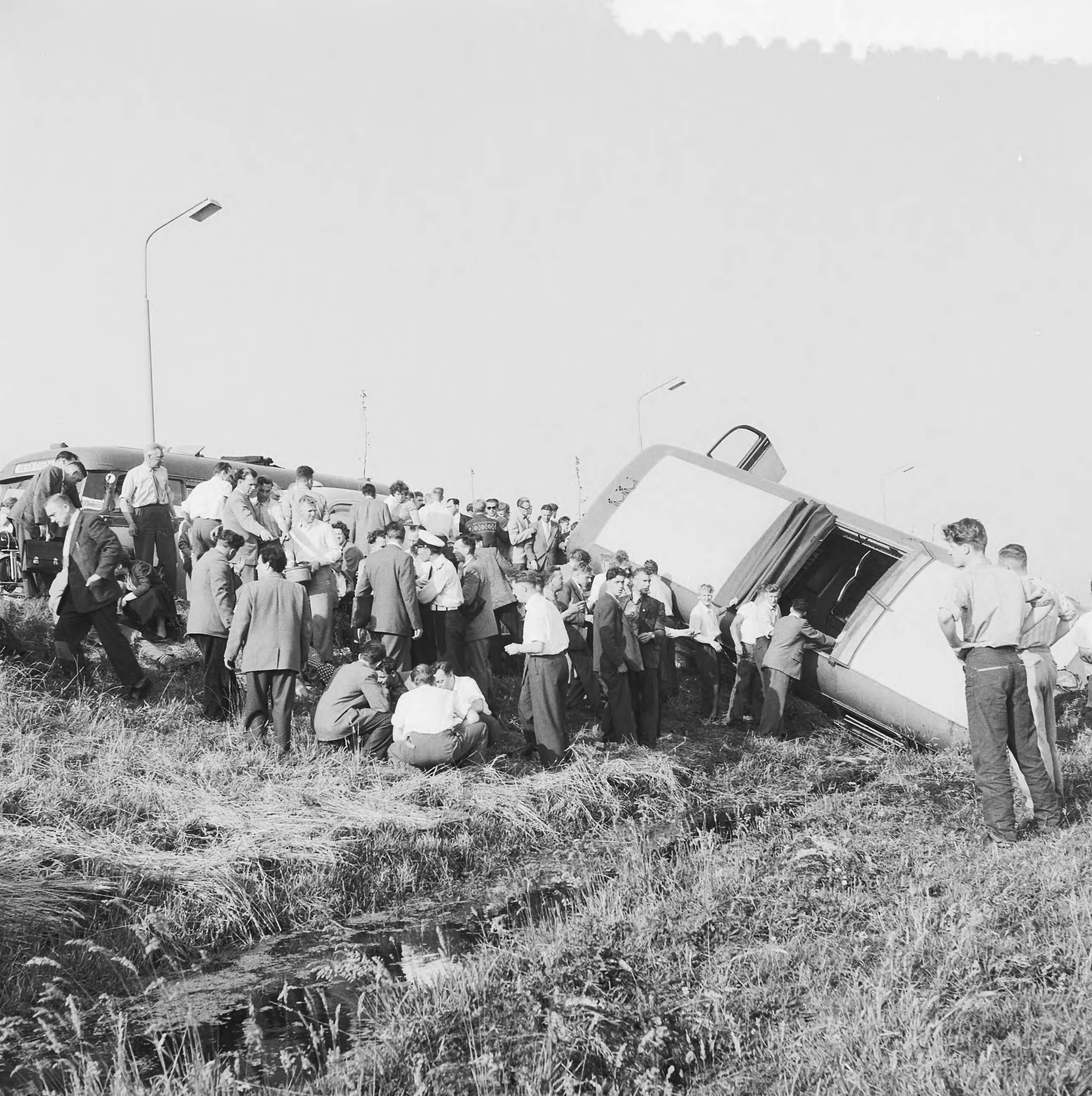 Fotocollectie Anefo — Autobus na botsing in sloot gereden langs Schipholweg bij Haarlem — Foto: Pot, Harry / Anefo. Licentie: Set B: Rechtenvrij / Publiek Domein. Bron: Nationaal Archief. http://hdl.handle.net/10648/ad7894b0-d0b4-102d-bcf8-003048976d84