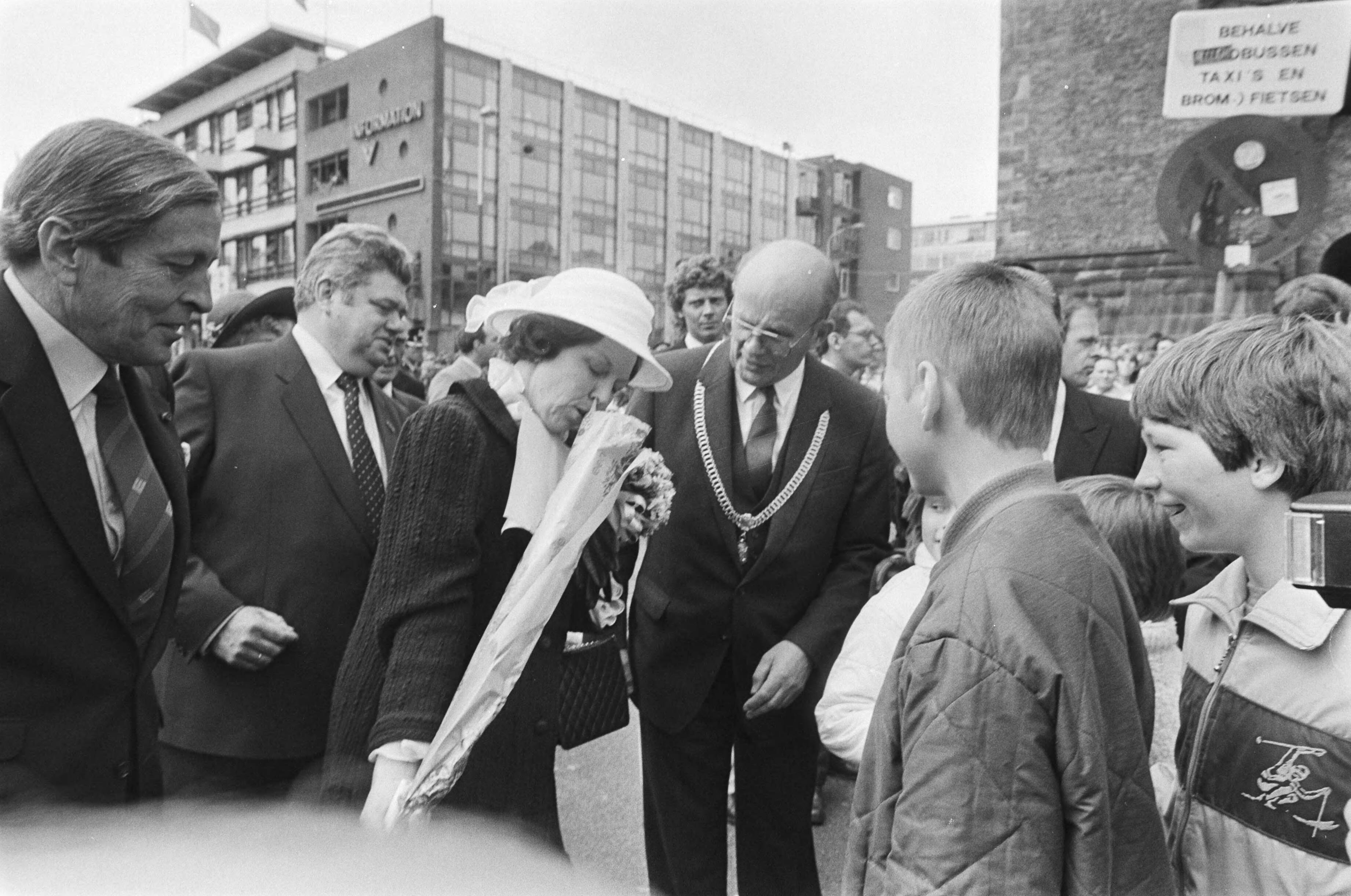 Fotocollectie Anefo — Koningin Beatrix en Prins Claus woonden de Centrale bevrijdingsmanifestatie in Groningen bij — Foto: Dijk, Hans van / Anefo. Licentie: Set B: Rechtenvrij / Publiek Domein. Bron: Nationaal Archief. http://hdl.handle.net/10648/ad16b02e-d0b4-102d-bcf8-003048976d84