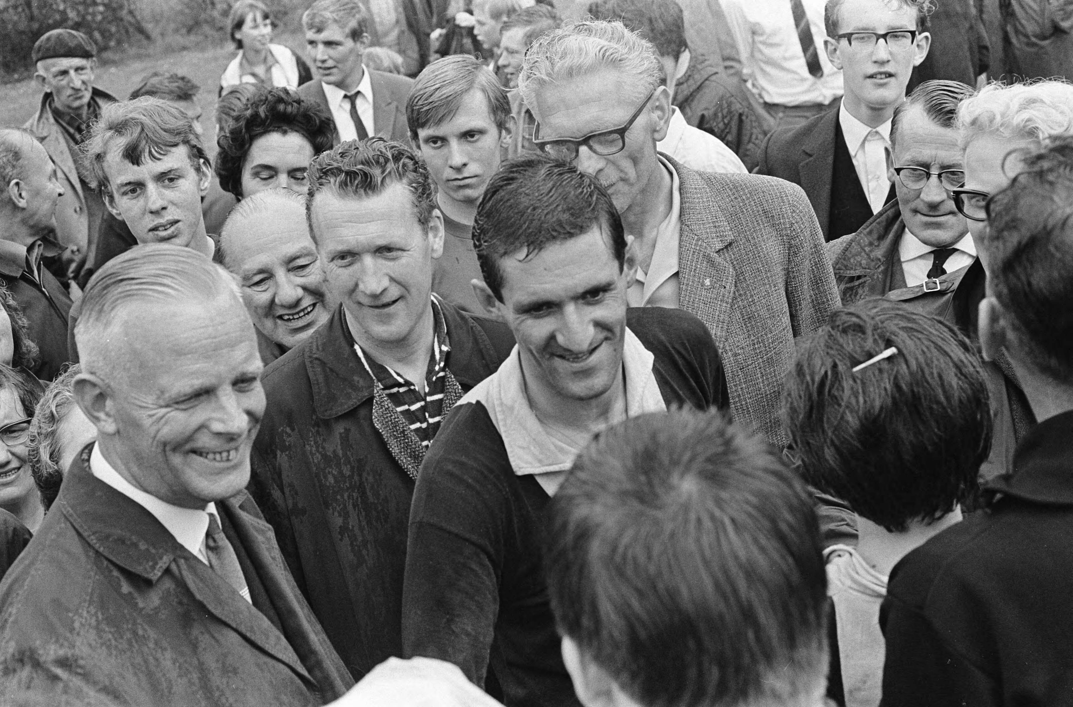 Fotocollectie Anefo — Korfbal. Roda Westzaan tegen ROHDA Amsterdam (4-5) , Aanvoerder Cees van Lunteren krijgt kampioensbeker — Foto: Nijs, Jac. de / Anefo. Licentie: Set B: Rechtenvrij / Publiek Domein. Bron: Nationaal Archief. http://hdl.handle.net/10648/aaee5ac2-d0b4-102d-bcf8-003048976d84