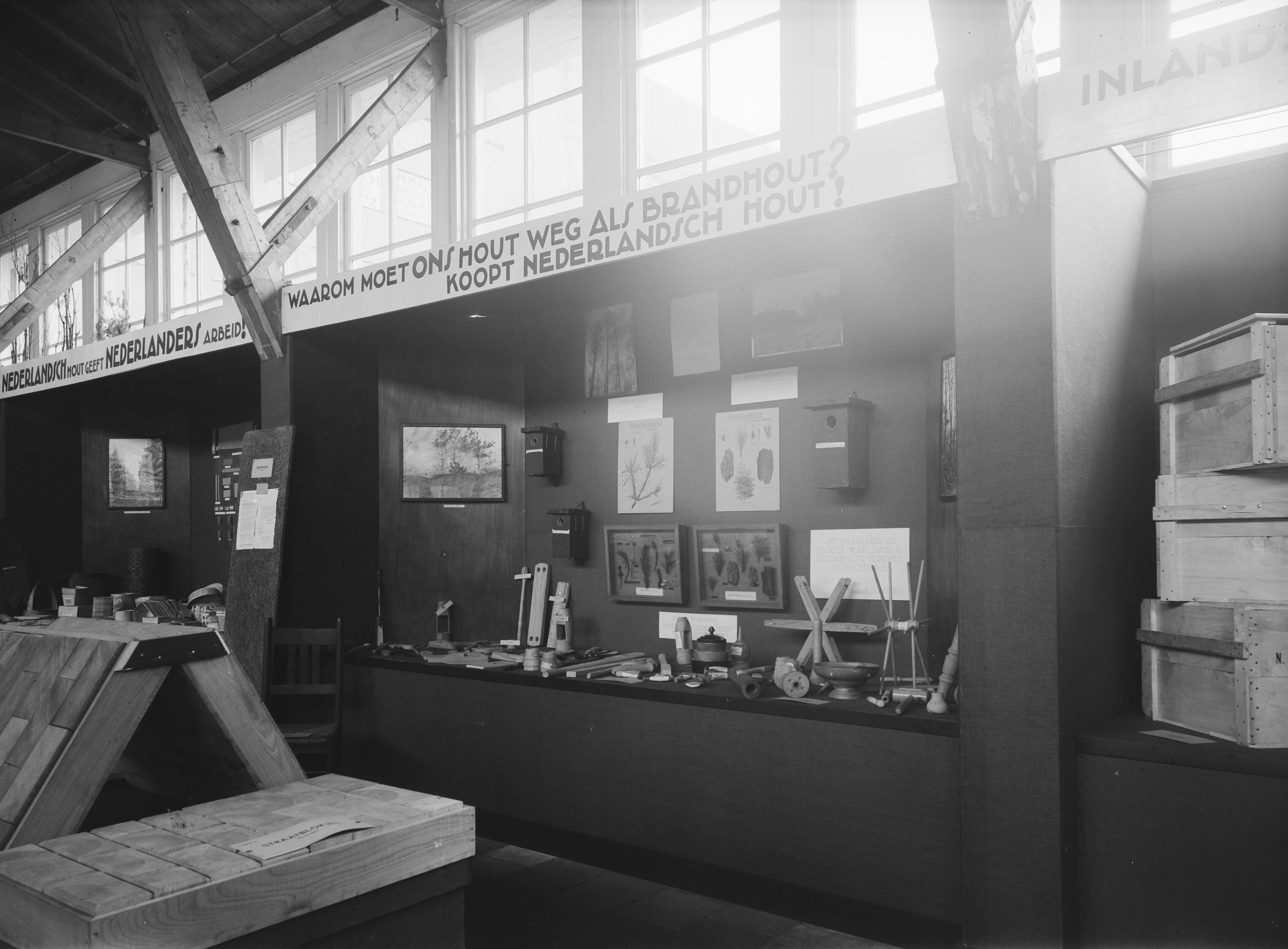 Fotocollectie Nederlandse Heidemaatschappij — houtinzendingen |gebouwen|Utrecht|Jaarbeurs — Foto: Fotograaf Onbekend / Heidemij. Licentie: Set B: Rechtenvrij / Publiek Domein. Bron: Nationaal Archief. http://hdl.handle.net/10648/ae432298-d0b4-102d-bcf8-003048976d84