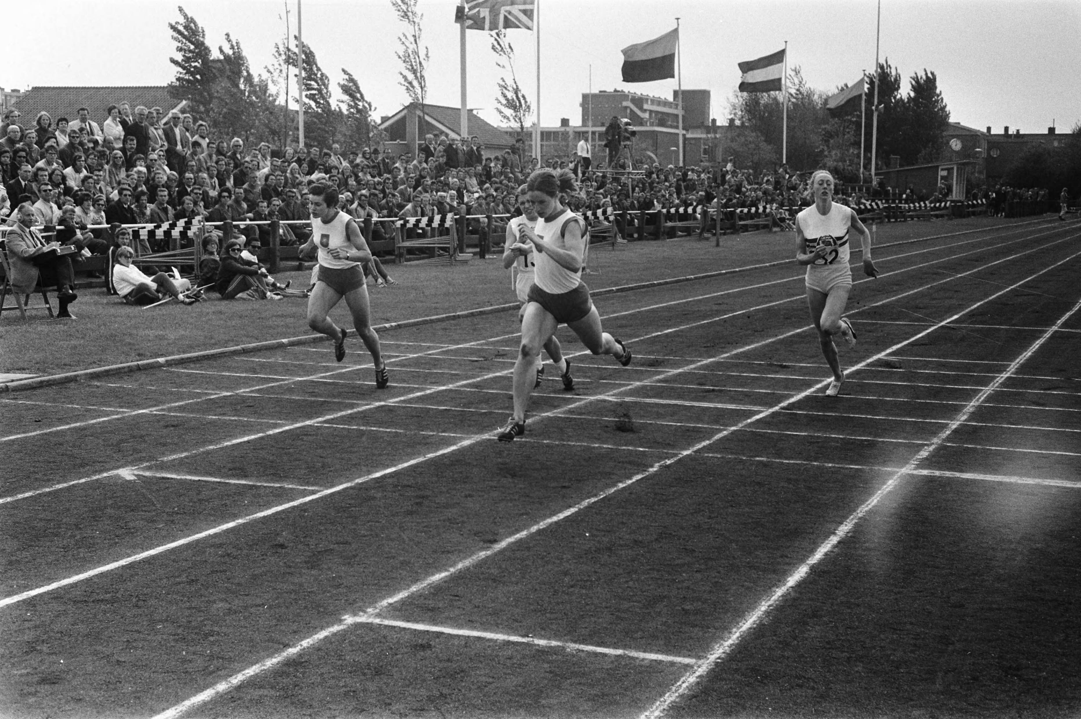 Fotocollectie Anefo — Dames atletiek Nederland tegen Engeland in Den Haag ; finish 100 meter : Wilma van den Berg 1e (Ned.), links Riet van den Berg (2e), rechts Elisabeth — Foto: Koch, Eric / Anefo. Licentie: Set B: Rechtenvrij / Publiek Domein. Bron: Nationaal Archief. http://hdl.handle.net/10648/ab974c2c-d0b4-102d-bcf8-003048976d84