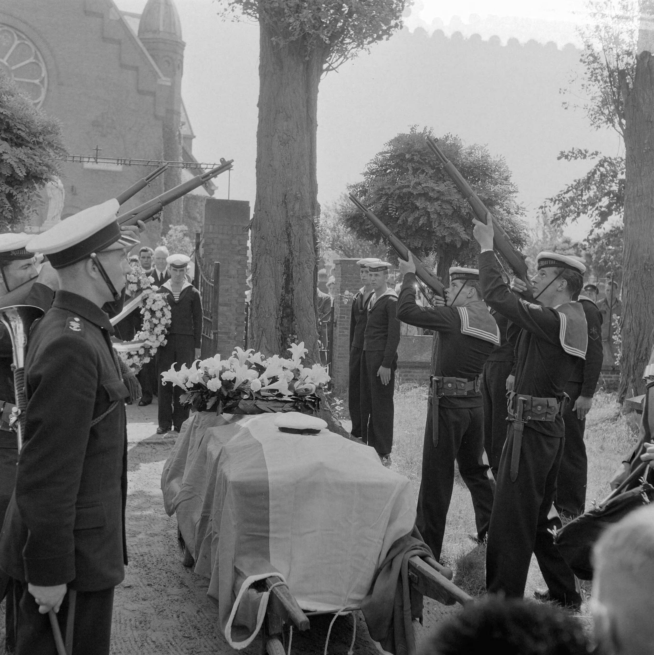Fotocollectie Anefo — Marinebegrafenis van matroos 3e klasse H. A. Nunten te Teteringen — Foto: Behrens, Herbert F. / Anefo. Licentie: Set B: Rechtenvrij / Publiek Domein. Bron: Nationaal Archief. http://hdl.handle.net/10648/a9646a52-d0b4-102d-bcf8-003048976d84