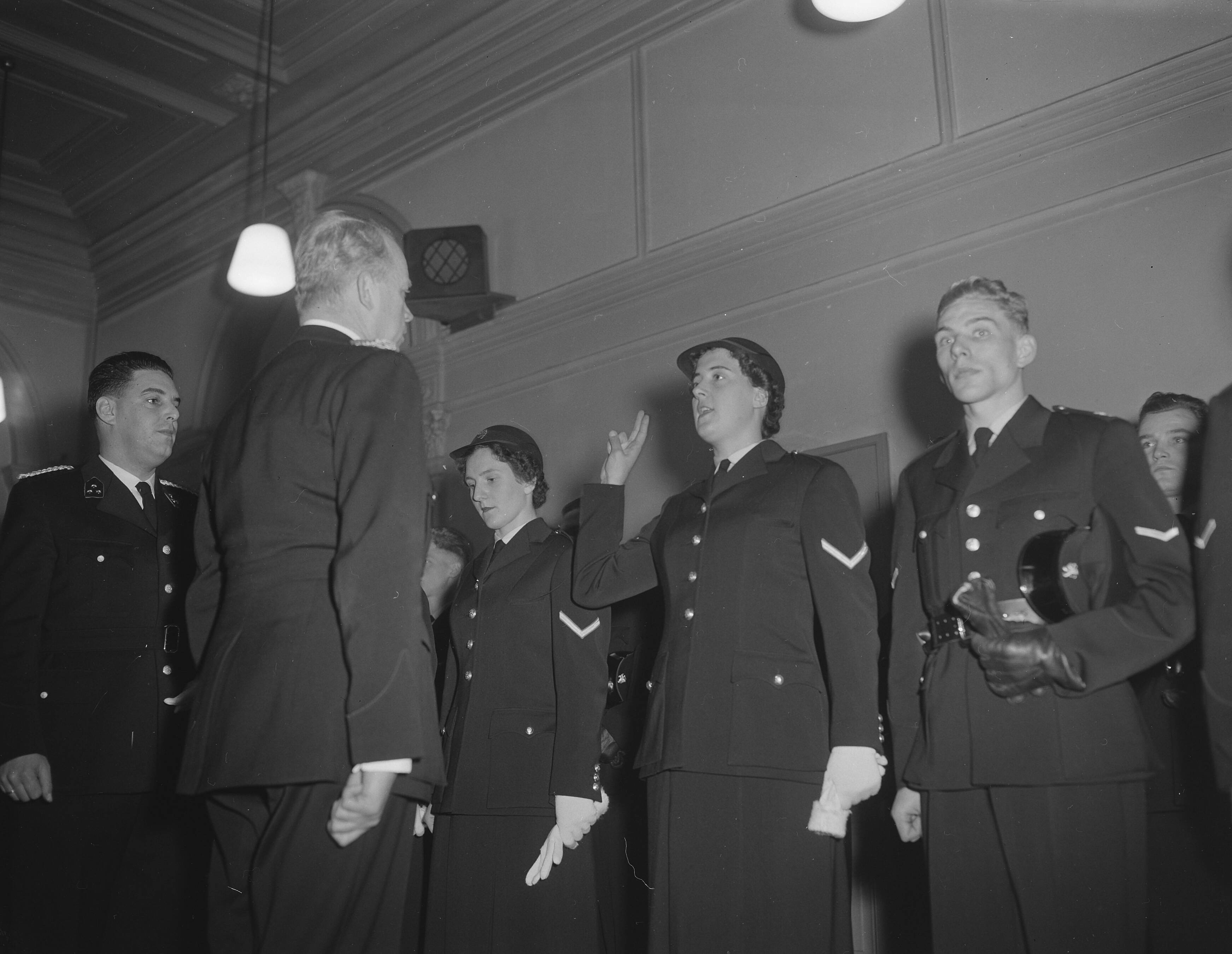 Fotocollectie Anefo — Beëdiging van eerste vrouwelijke politie-agenten van Den Haag door de hoofdcommissaris van politie — Foto: Bilsen, Joop van / Anefo. Licentie: Set B: Rechtenvrij / Publiek Domein. Bron: Nationaal Archief. http://hdl.handle.net/10648/a9554158-d0b4-102d-bcf8-003048976d84