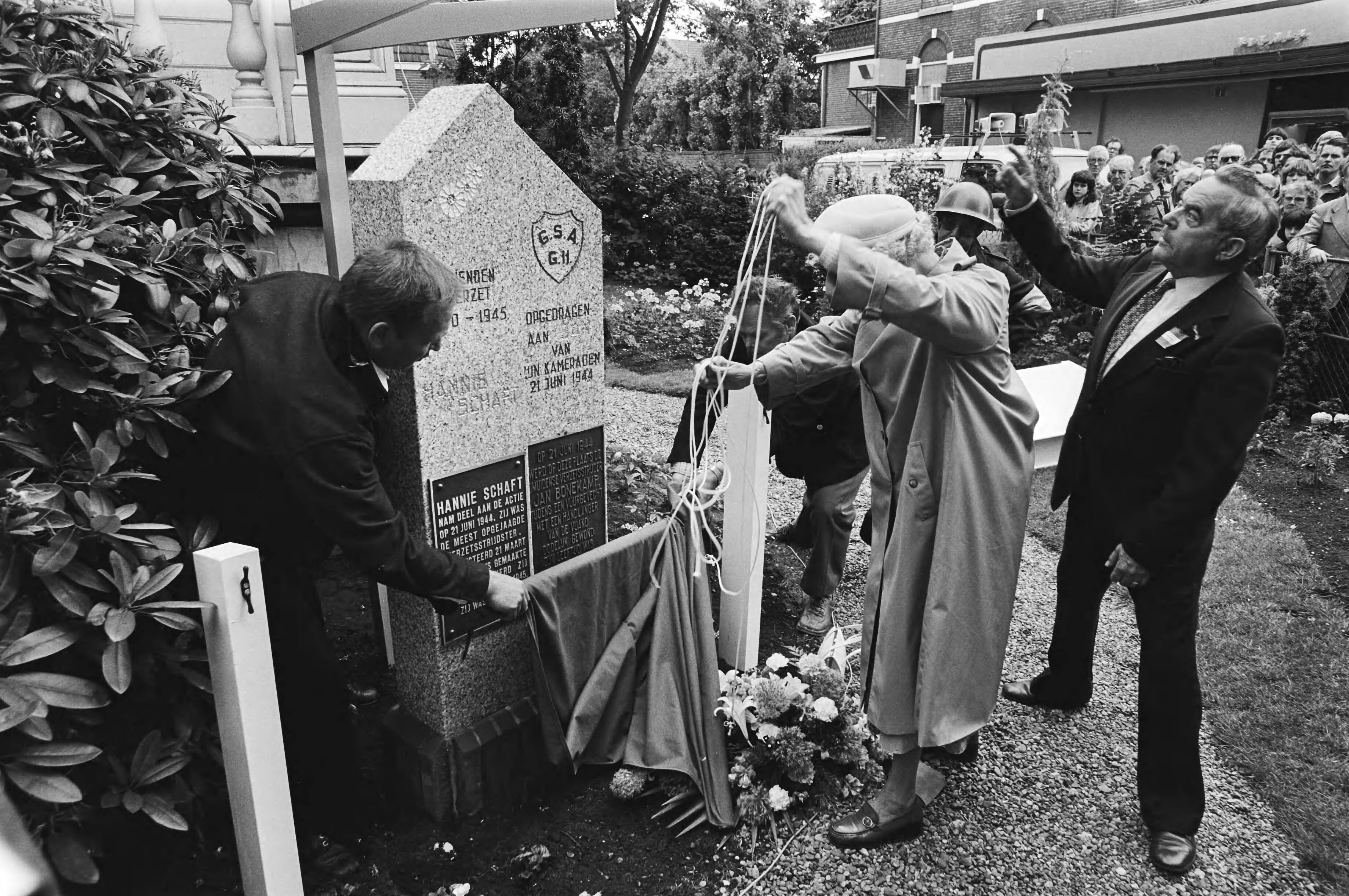 Fotocollectie Anefo — Onthulling van de gedenksteen voor verzetshelden Hannie Schaft en Jan Bonekamp in Zaandam — Foto: Antonisse, Marcel / Anefo. Licentie: Set B: Rechtenvrij / Publiek Domein. Bron: Nationaal Archief. http://hdl.handle.net/10648/ace2ec94-d0b4-102d-bcf8-003048976d84