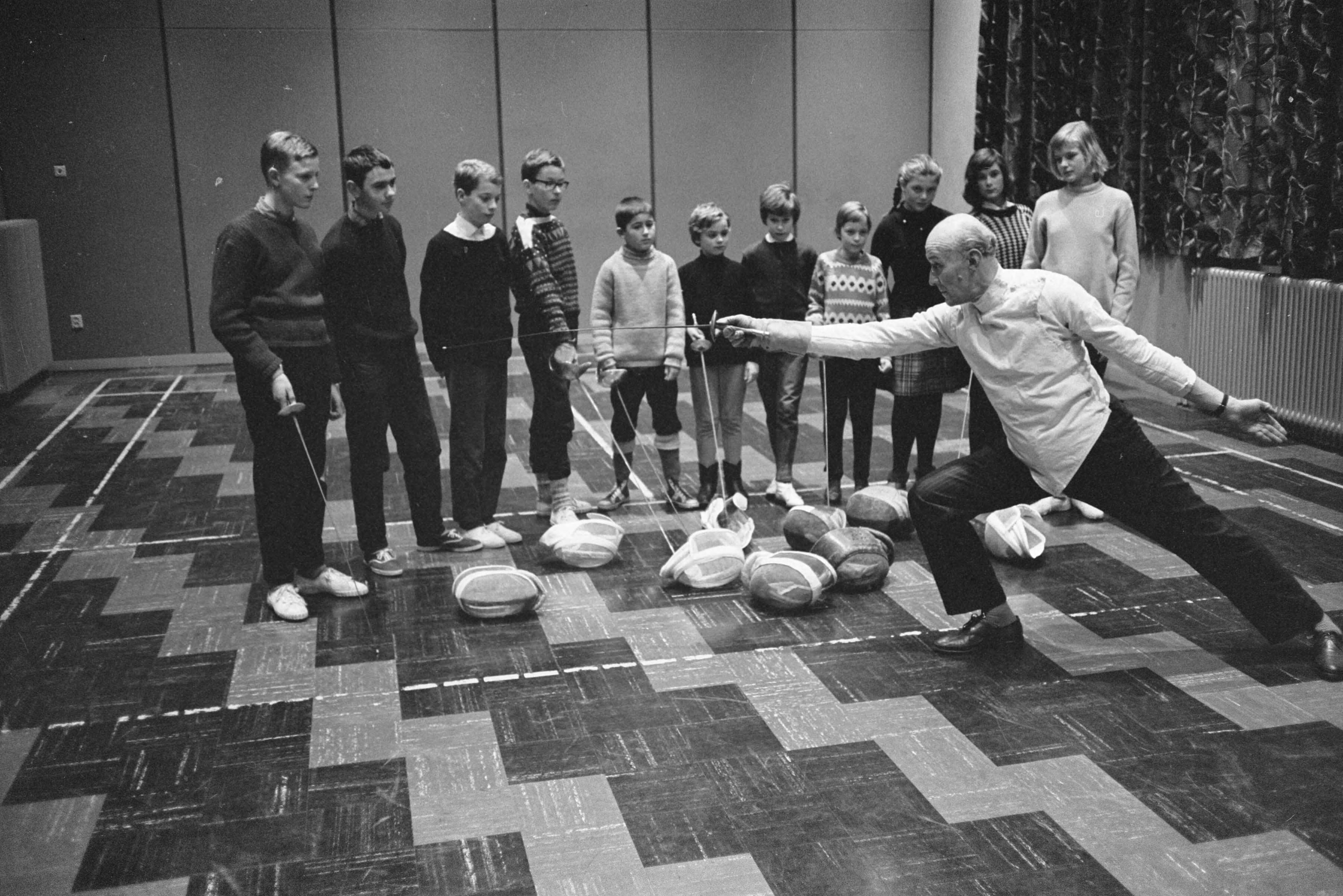 Fotocollectie Anefo — Schermschool "Tocato" te Zandvoort (Opdracht Telegraaf) — Foto: Pot, Harry / Anefo. Licentie: Set B: Rechtenvrij / Publiek Domein. Bron: Nationaal Archief. http://hdl.handle.net/10648/aa255820-d0b4-102d-bcf8-003048976d84