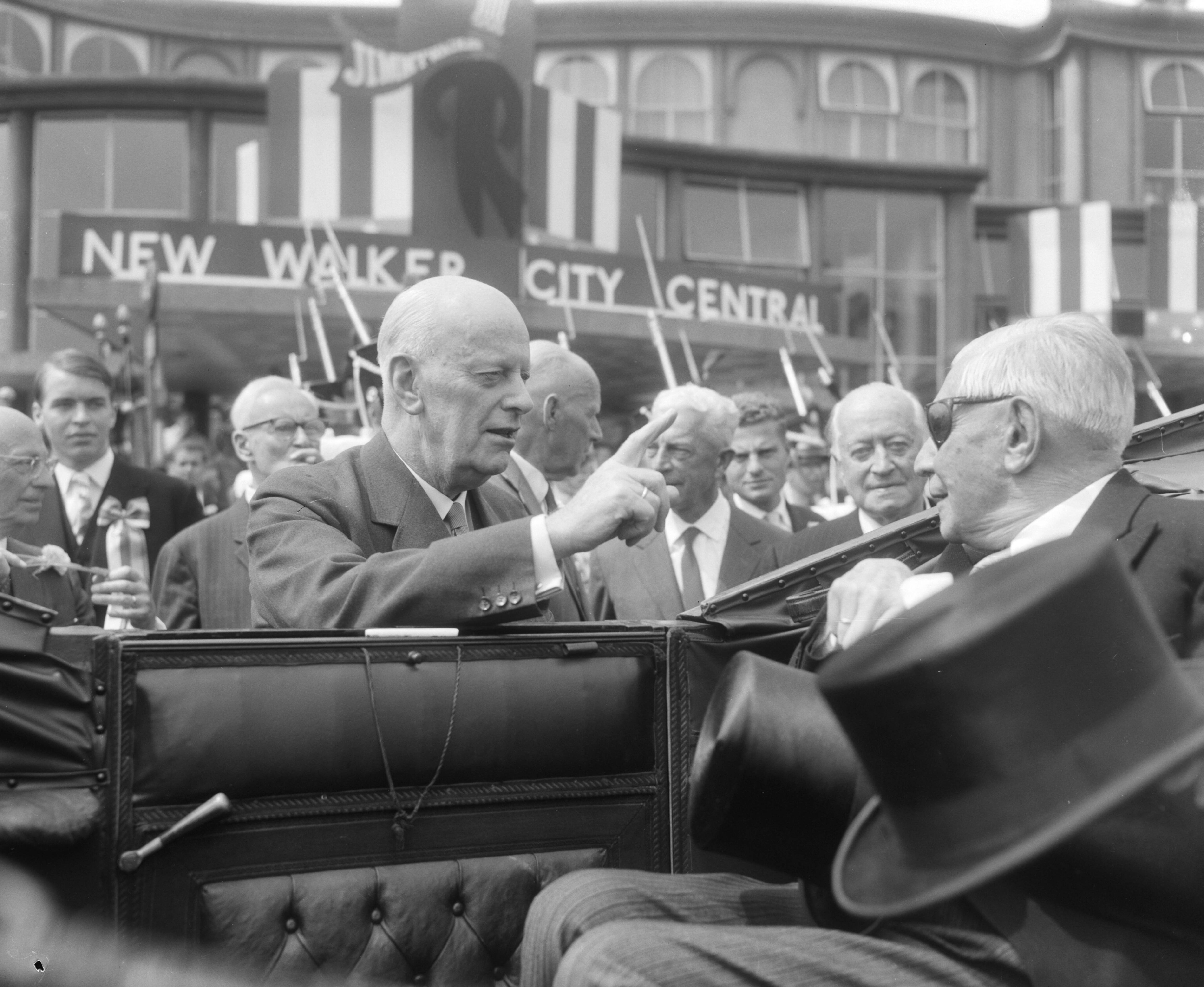 Fotocollectie Anefo — Reunisten voor Lustrum te Utrecht, Eerste Kamervoorzitte mr. Jonkman begroet oudste reunist de 94 jarige mr. L. Alma — Foto: Bilsen, Joop van / Anefo. Licentie: Set B: Rechtenvrij / Publiek Domein. Bron: Nationaal Archief. http://hdl.handle.net/10648/aaf135b2-d0b4-102d-bcf8-003048976d84