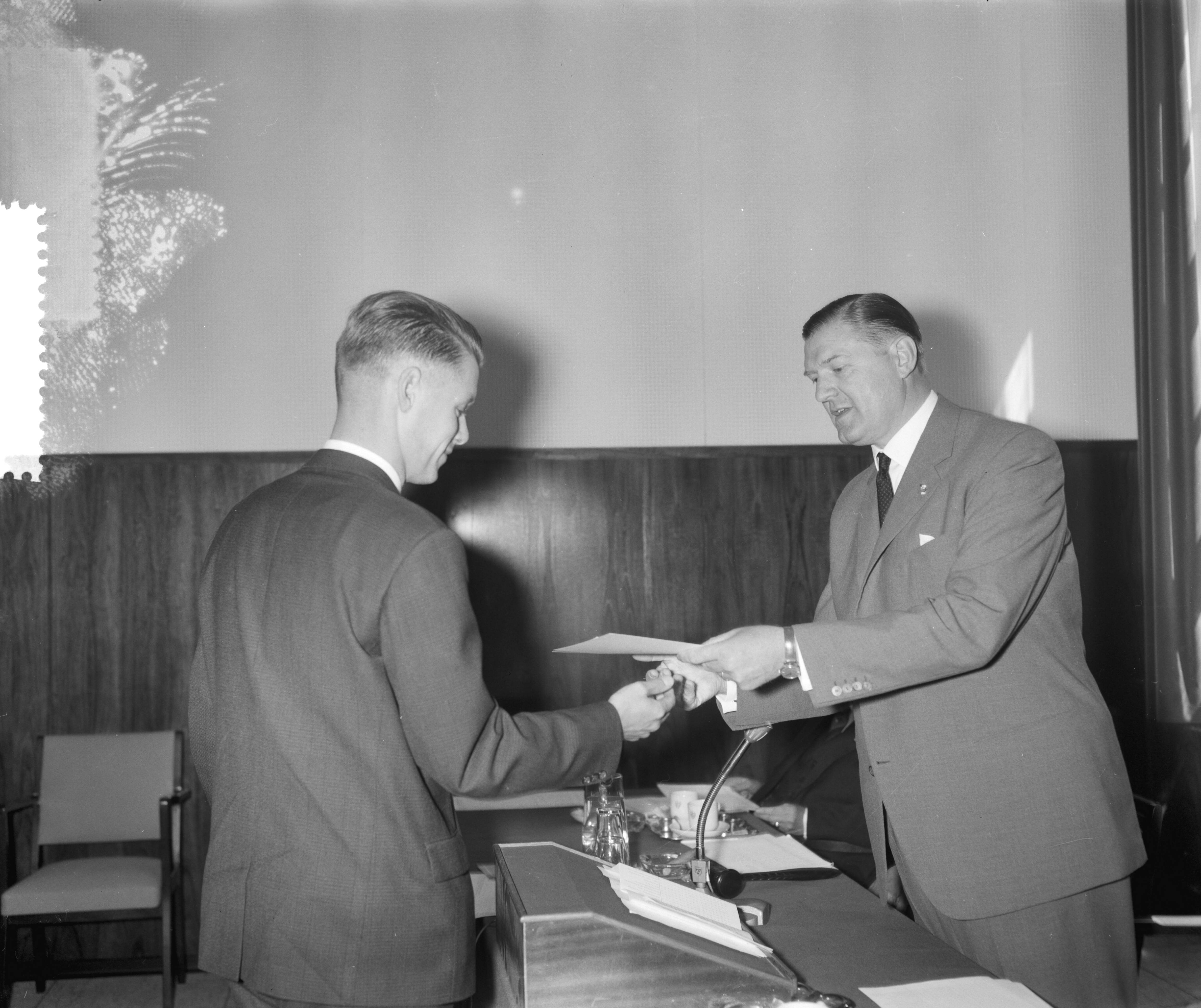 Fotocollectie Anefo — Stichting Bankstudies aan de Koninginnegracht 101 Den Haag. Uitreiking diploma's (opdracht) — Foto: Bilsen, Joop van / Anefo. Licentie: Set B: Rechtenvrij / Publiek Domein. Bron: Nationaal Archief. http://hdl.handle.net/10648/a9ddbd44-d0b4-102d-bcf8-003048976d84
