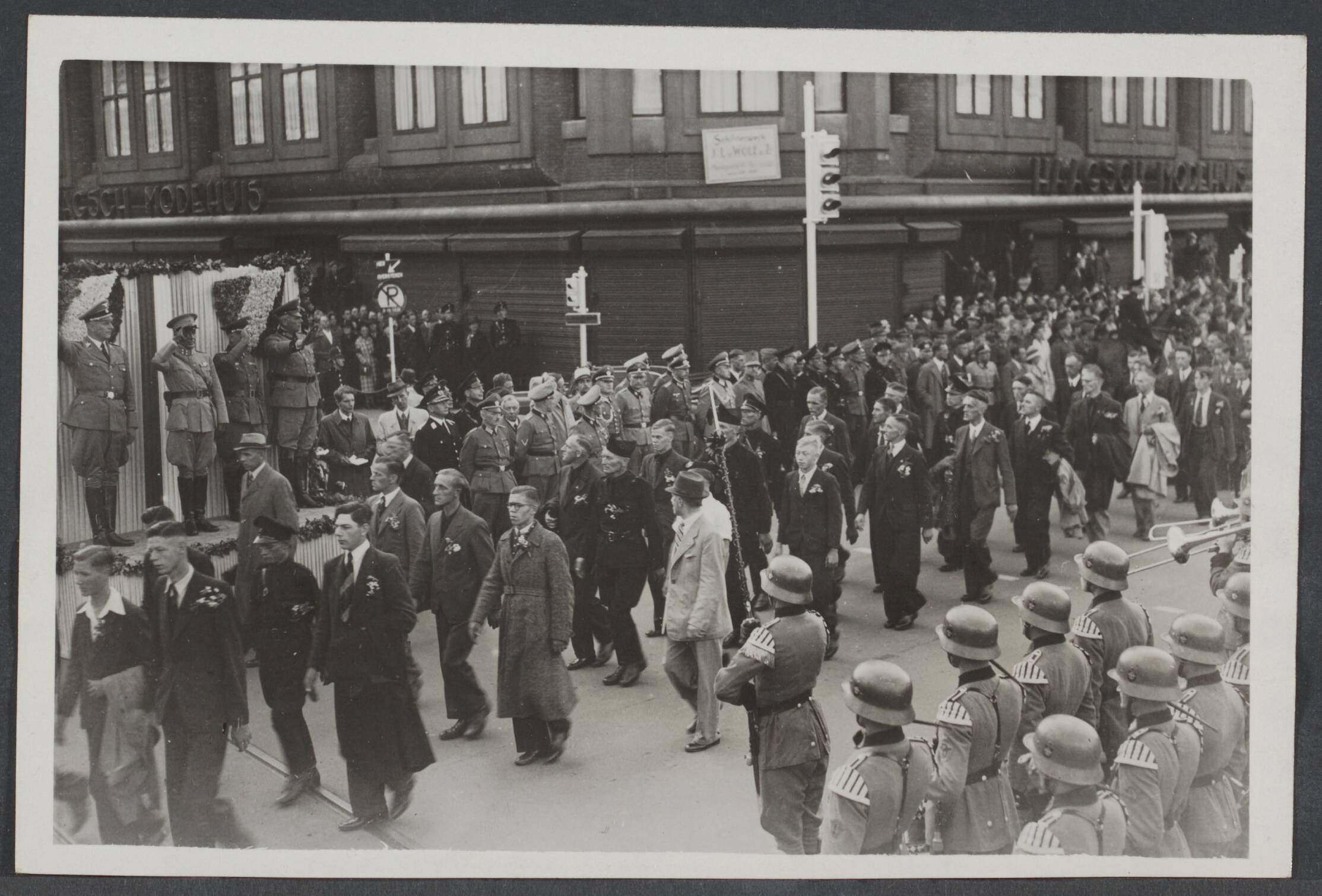 Vrijwilligers Legioen Nederland — Het tweede contingent Nederlandse vrijwilligers naar Krakau vertrokken. Defilé voor de autoriteiten op het Spui te Den Haag — Foto: Werff, Gé van der / N.V. Polygoon. Licentie: Set B: Rechtenvrij / Publiek Domein. Bron: Nationaal Archief. http://hdl.handle.net/10648/8a75b8ac-64bb-6fd0-17b5-ce58934bd2cb