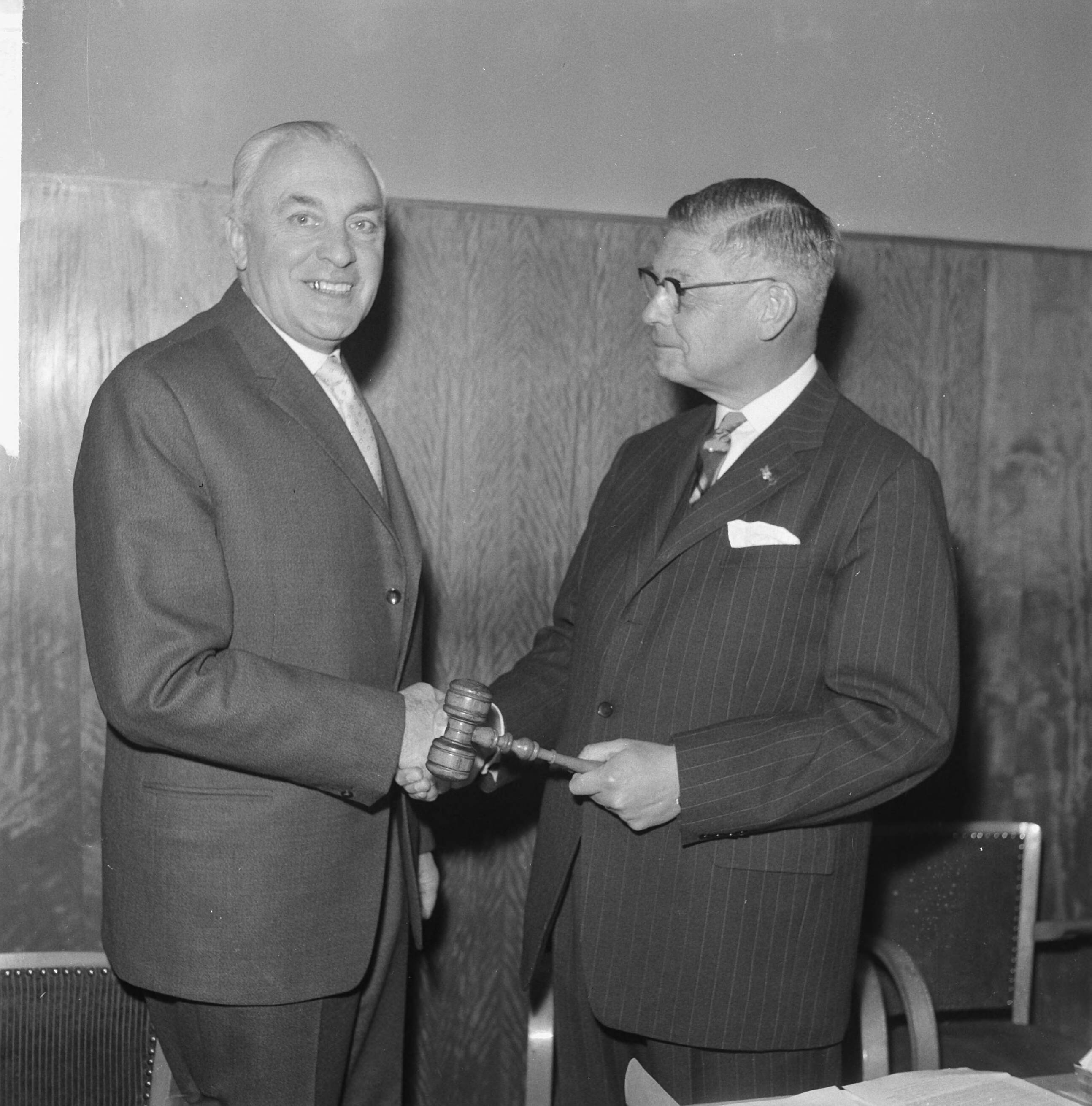 Fotocollectie Anefo — Algemene ledenvergadering van de Koninklijke Nederlandse Lawn Tennisbond te Utrecht, oud-voorzitter mr. C.H. Muntz (rechts) overhandigt de voorzittershamer aan de nieuwe voorzitter, de Vughtse tandarts P.D.A. van der Heyde — Foto: Gelderen, Hugo van / Anefo. Licentie: Set B: Rechtenvrij / Publiek Domein. Bron: Nationaal Archief. http://hdl.handle.net/10648/aa5f0138-d0b4-102d-bcf8-003048976d84