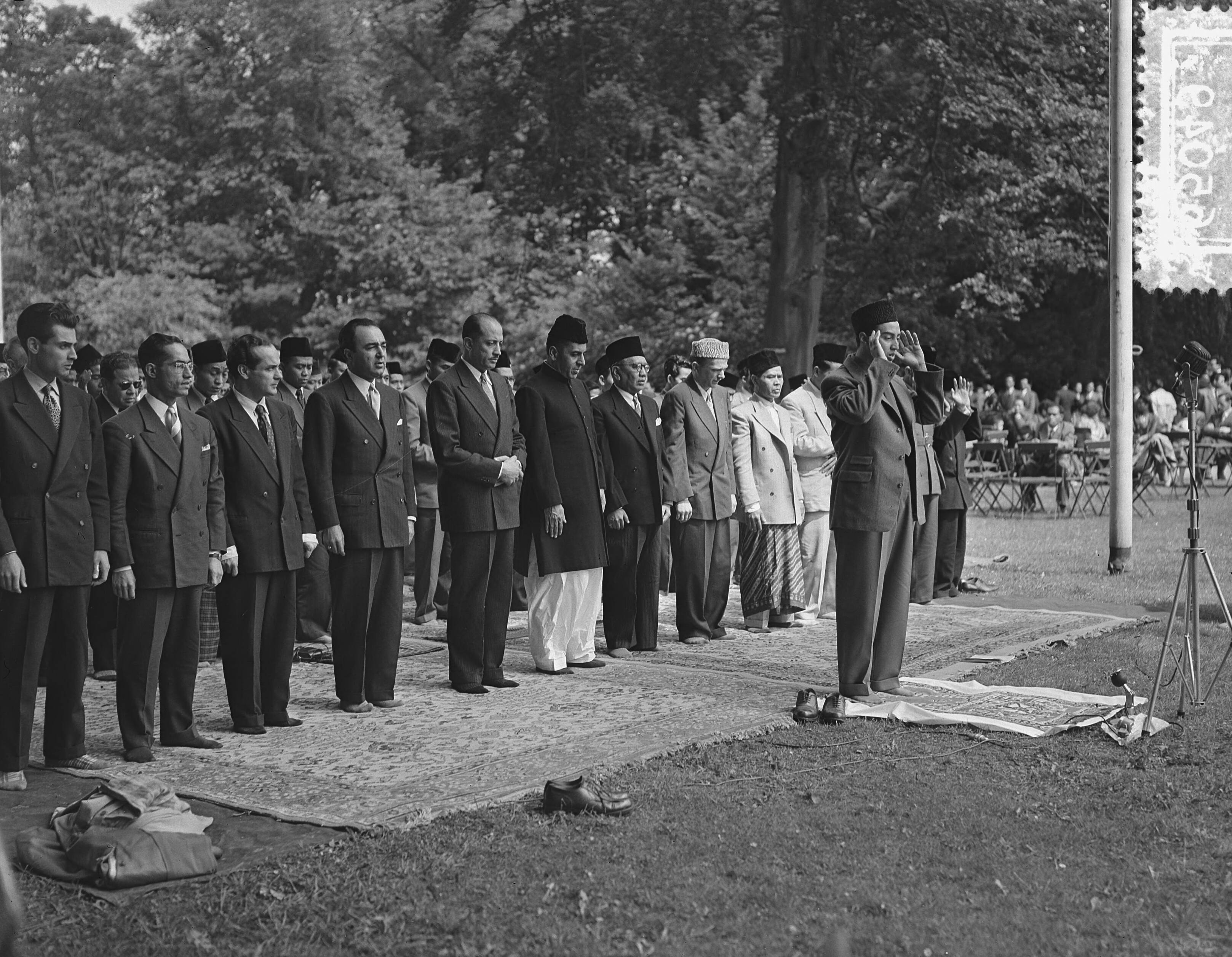 Fotocollectie Anefo — Viering van islamitisch feest Lebaran in de ambtswoning van de Hoge Commissaris van Indonesië, dr. Sutanto Tirtoprojo, te Wassenaar — Foto: Bilsen, Joop van / Anefo. Licentie: Set B: Rechtenvrij / Publiek Domein. Bron: Nationaal Archief. http://hdl.handle.net/10648/a92323da-d0b4-102d-bcf8-003048976d84
