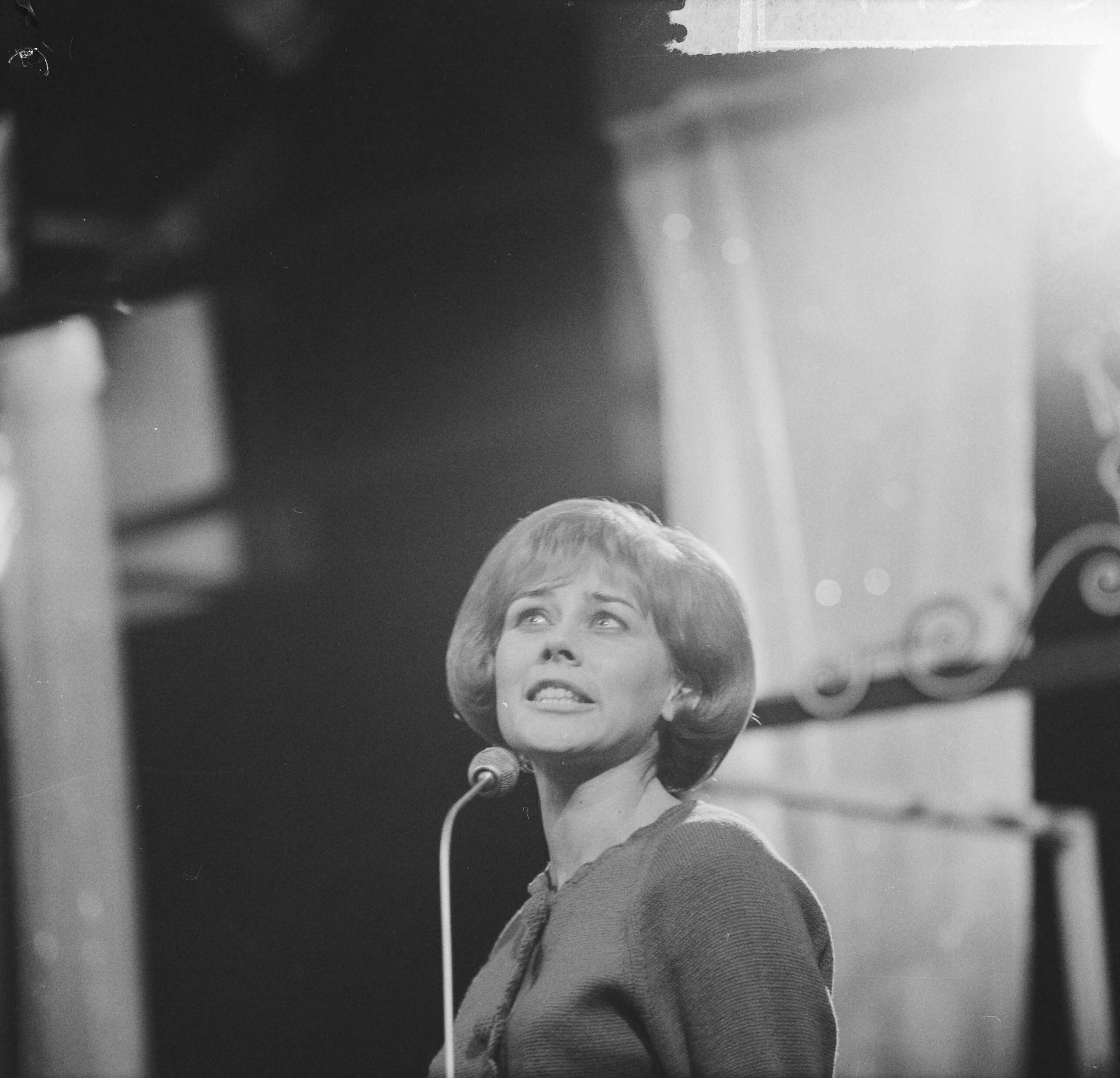 Fotocollectie Anefo — Finale Nationaal Songfestival 1965, winnares Conny Vandenbos (zingend) — Foto: Nijs, Jac. de / Anefo. Licentie: Set B: Rechtenvrij / Publiek Domein. Bron: Nationaal Archief. http://hdl.handle.net/10648/aa92d206-d0b4-102d-bcf8-003048976d84