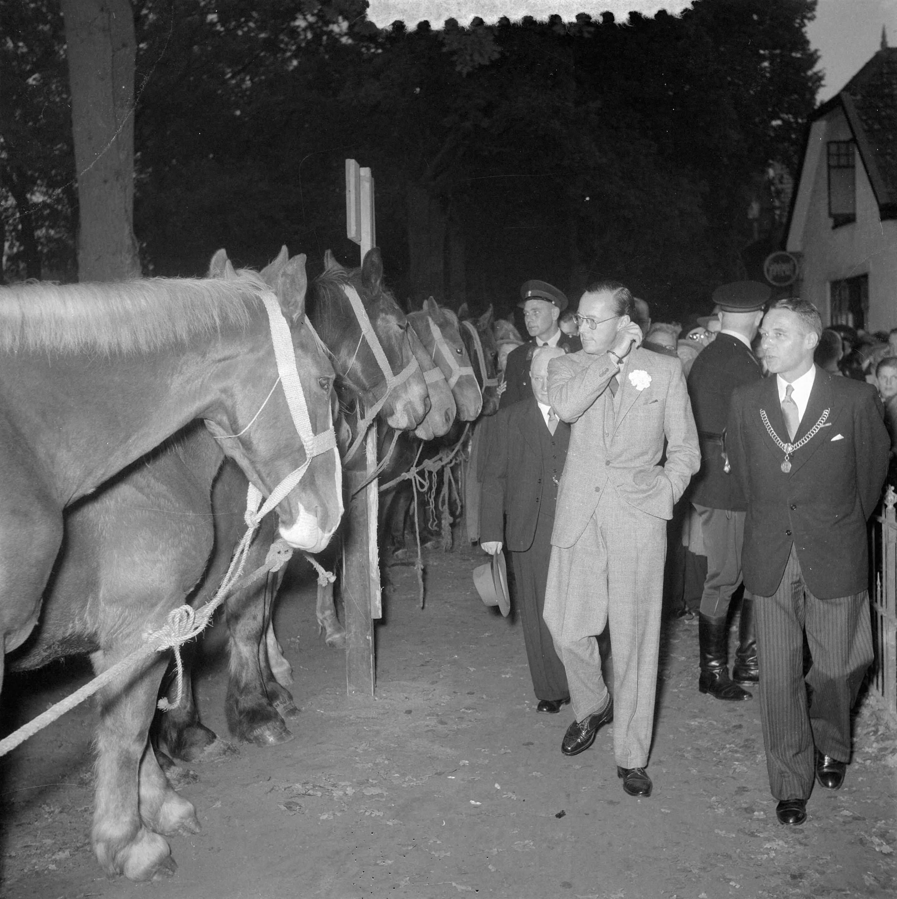Fotocollectie Anefo — Prins Bernhard bezoekt paardenmarkt te Zuidlaren. Naast de prins burgemeester Jan Hielke Roukema — Foto: Noske, J.D. / Anefo. Licentie: Set B: Rechtenvrij / Publiek Domein. Bron: Nationaal Archief. http://hdl.handle.net/10648/a9163c06-d0b4-102d-bcf8-003048976d84