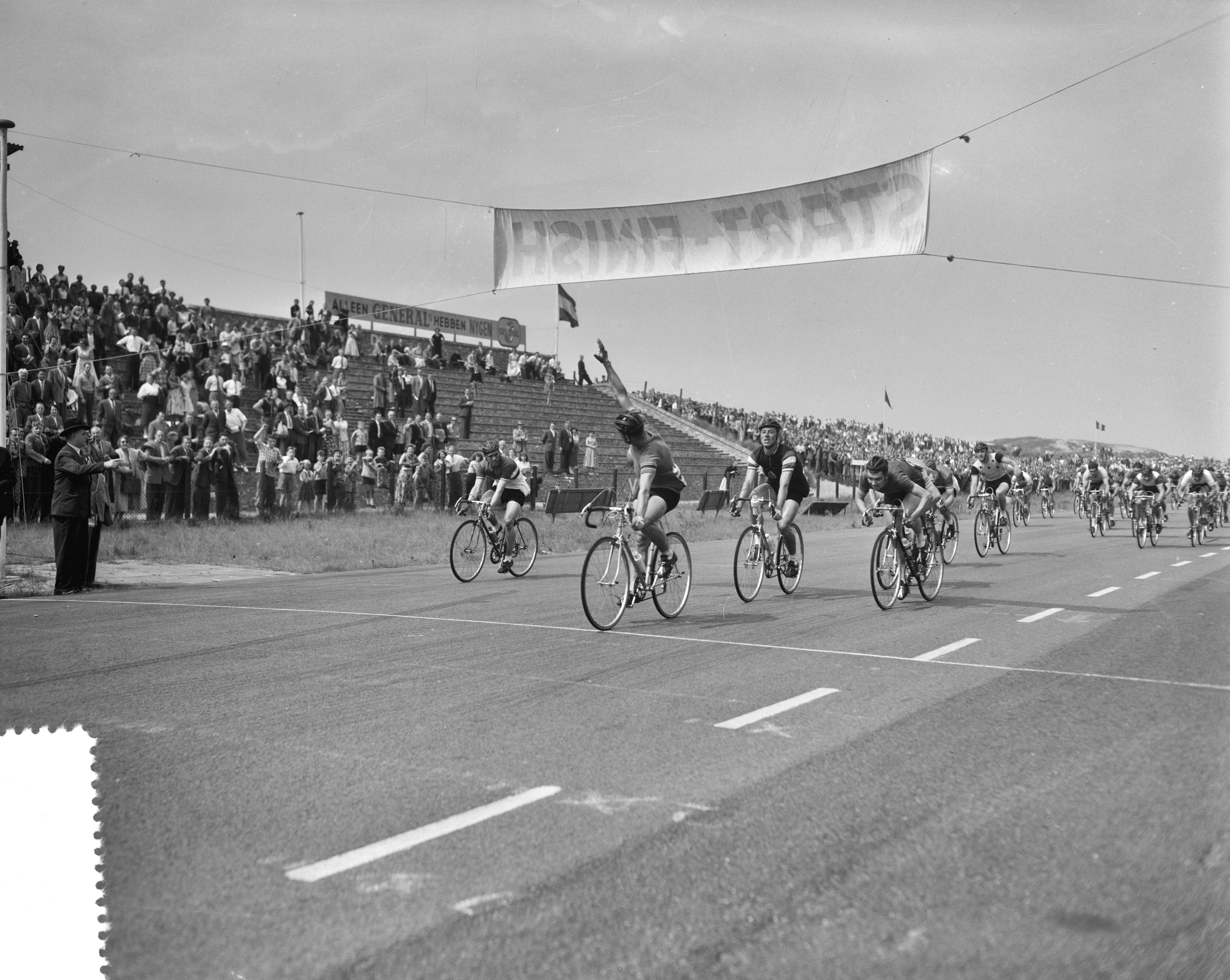 Fotocollectie Anefo — Nederlands kampioenschap wielrennen op de weg voor amateurs op het circuit van Zandvoort. Finish. Frans Mahn wint de sprint — Foto: Pot, Harry / Anefo. Licentie: Set B: Rechtenvrij / Publiek Domein. Bron: Nationaal Archief. http://hdl.handle.net/10648/a94ada7e-d0b4-102d-bcf8-003048976d84