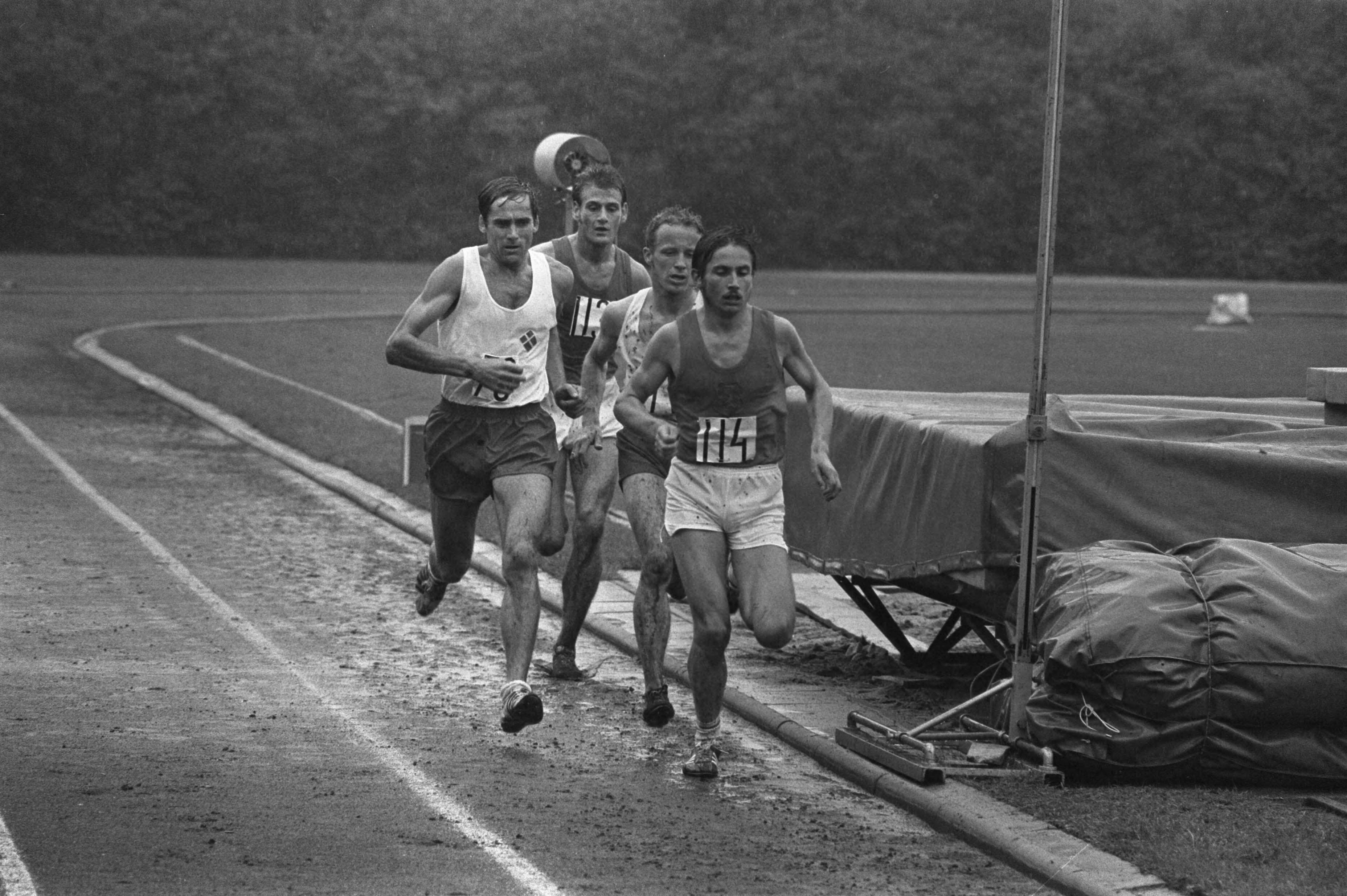 Fotocollectie Anefo — Atletiek Nederland tegen Denemarken in Groningen; rechts P. Vonk in aktie — Foto: Verhoeff, Bert / Anefo. Licentie: Set B: Rechtenvrij / Publiek Domein. Bron: Nationaal Archief. http://hdl.handle.net/10648/aba063a2-d0b4-102d-bcf8-003048976d84