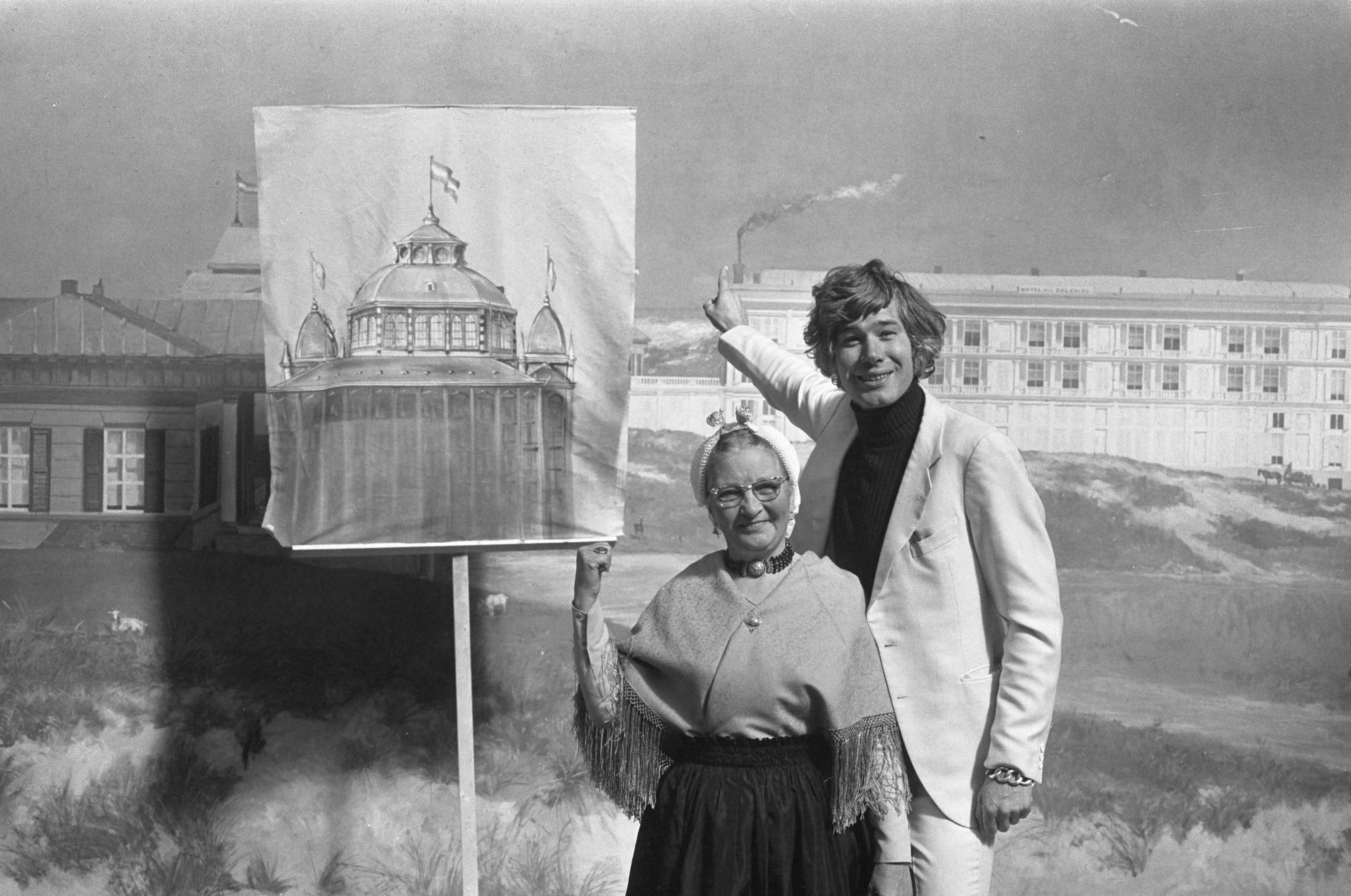 Fotocollectie Anefo — Persconferentie Stichting Kurhaus Scheveningen, Paul van Vliet en Scheveningse vrouw en afbeelding Kurhaus in Panorama Mesdag — Foto: Verhoeff, Bert / Anefo. Licentie: Set B: Rechtenvrij / Publiek Domein. Bron: Nationaal Archief. http://hdl.handle.net/10648/ac2bb6d2-d0b4-102d-bcf8-003048976d84