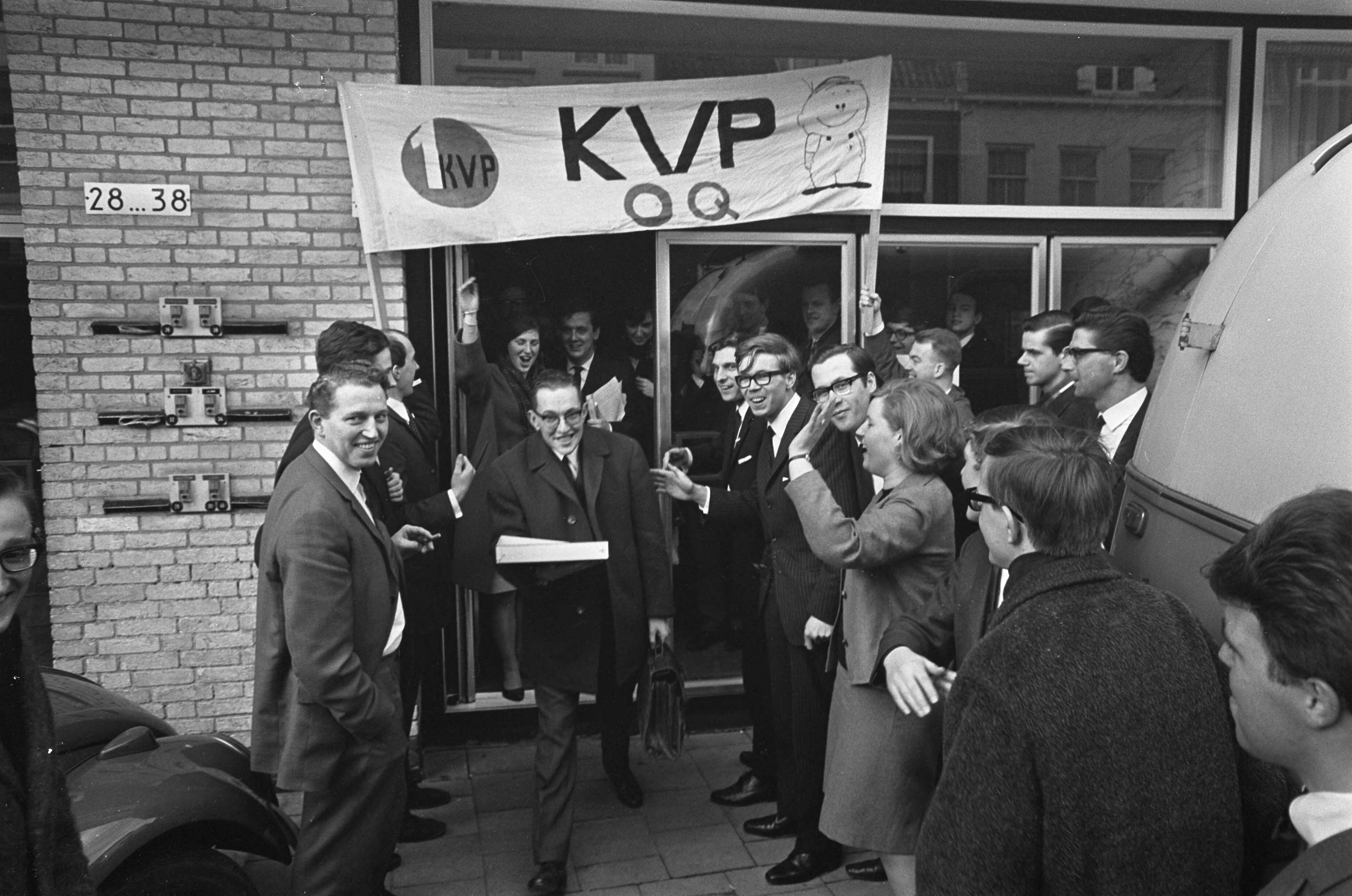 Fotocollectie Anefo — KVP-jongeren in Utrecht bijeen. Ir. Jacq Stienen , nieuwe voorzitter jongeren KVP — Foto: Nijs, Jac. de / Anefo. Licentie: Set B: Rechtenvrij / Publiek Domein. Bron: Nationaal Archief. http://hdl.handle.net/10648/ab39096e-d0b4-102d-bcf8-003048976d84