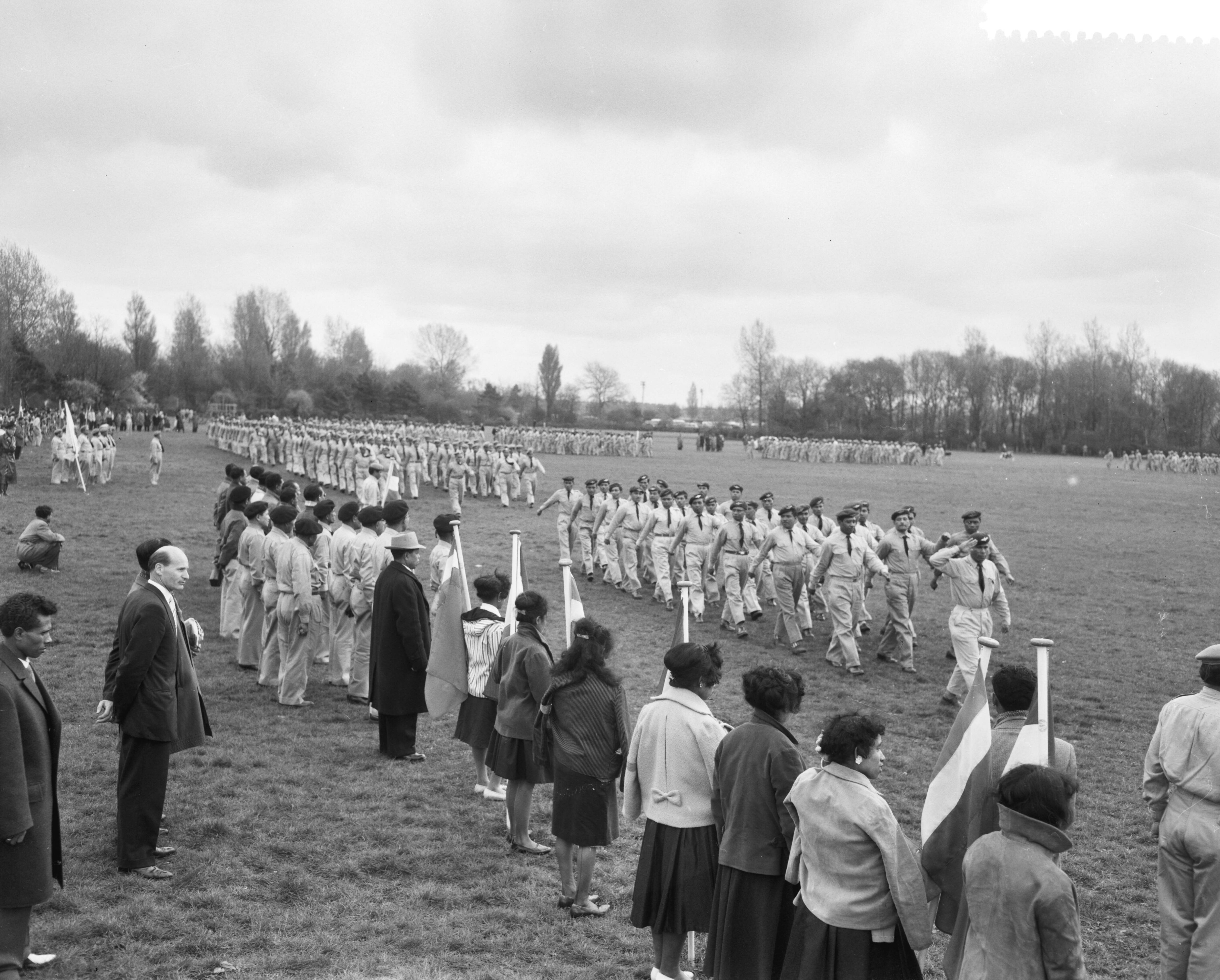 Fotocollectie Anefo — Herdenking van het 10-jarig bestaan van de Republiek der Zuid-Molukken n het Zuiderpark te Den Haag. Overzicht van het defilé — Foto: Behrens, Herbert F. / Anefo. Licentie: Set B: Rechtenvrij / Publiek Domein. Bron: Nationaal Archief. http://hdl.handle.net/10648/a9ad1aae-d0b4-102d-bcf8-003048976d84