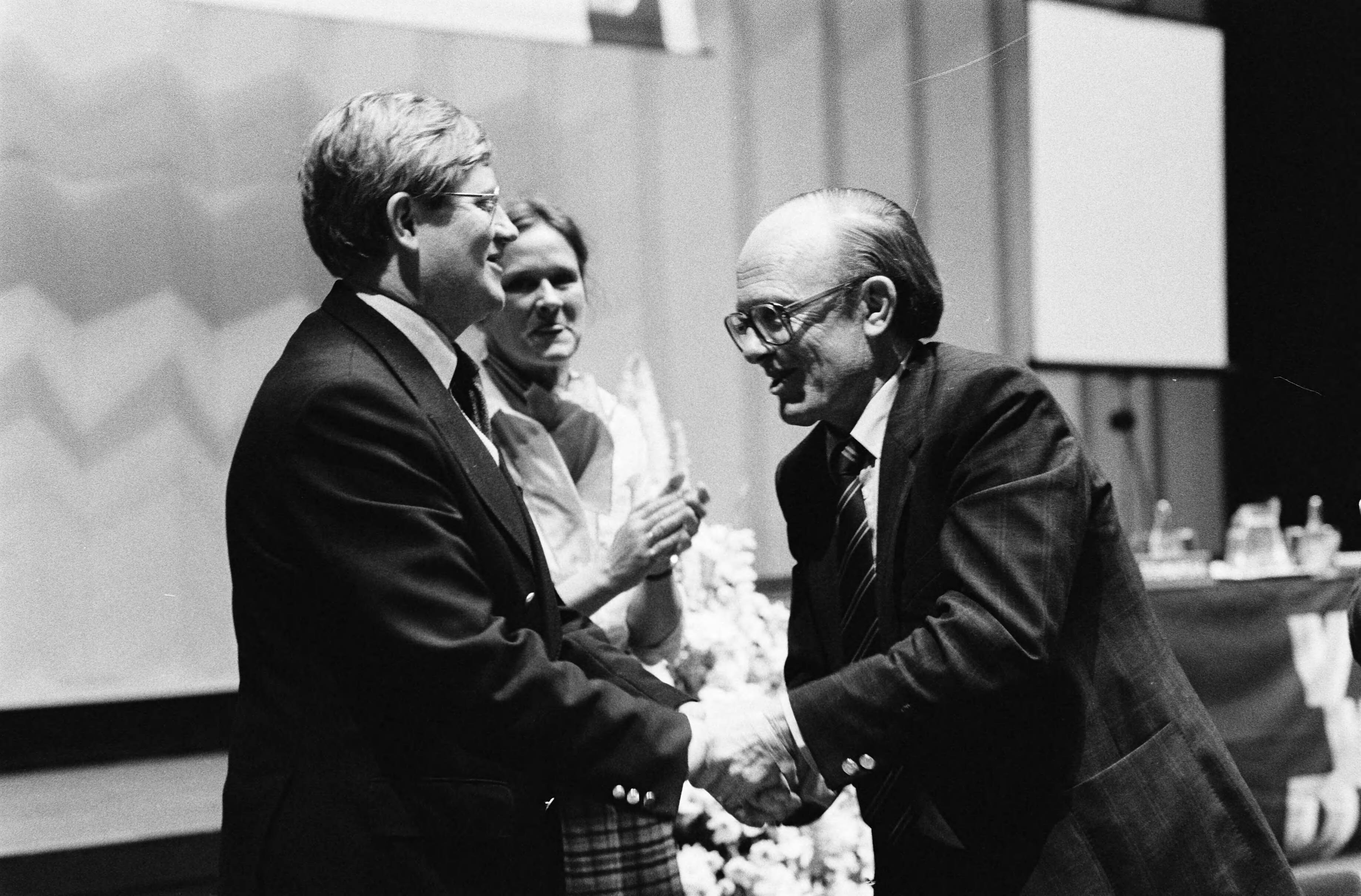 Fotocollectie Anefo — 2e dag algemene vergadering VVD in Congresgebouw in Den Haag ; Rietkerk schudt Wiegel de hand na zijn toespraak — Foto: Antonisse, Marcel / Anefo. Licentie: Set B: Rechtenvrij / Publiek Domein. Bron: Nationaal Archief. http://hdl.handle.net/10648/acfc713c-d0b4-102d-bcf8-003048976d84