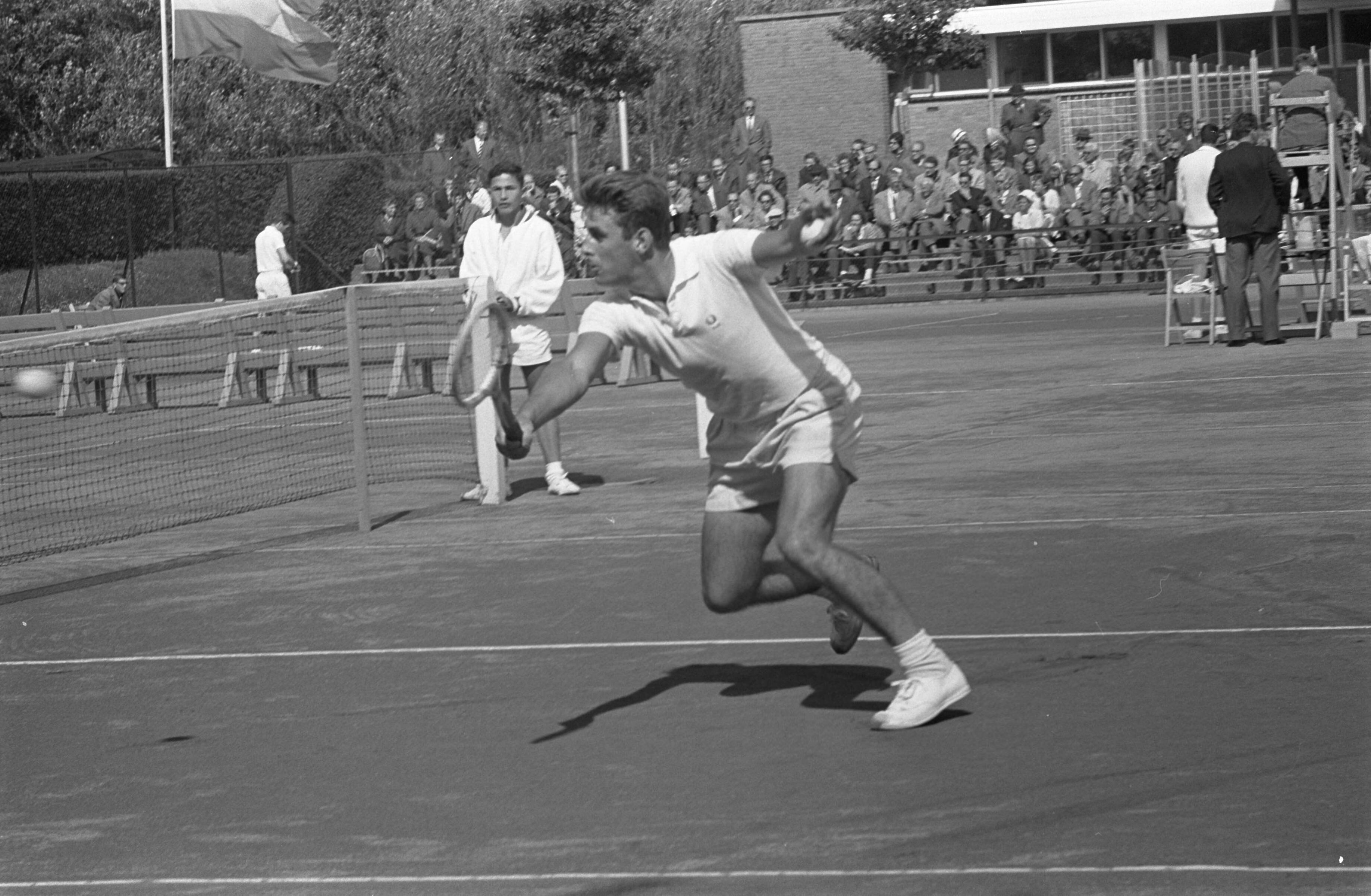 Tennis : Nederland tegen België — Tennis. Nederland tegen België in Tennispark Hanenburg te Den Haag. Heren enkel, spelmoment — Foto: Fotograaf Onbekend / Anefo. Licentie: Set B: Rechtenvrij / Publiek Domein. Bron: Nationaal Archief. http://hdl.handle.net/10648/aa14fa34-d0b4-102d-bcf8-003048976d84
