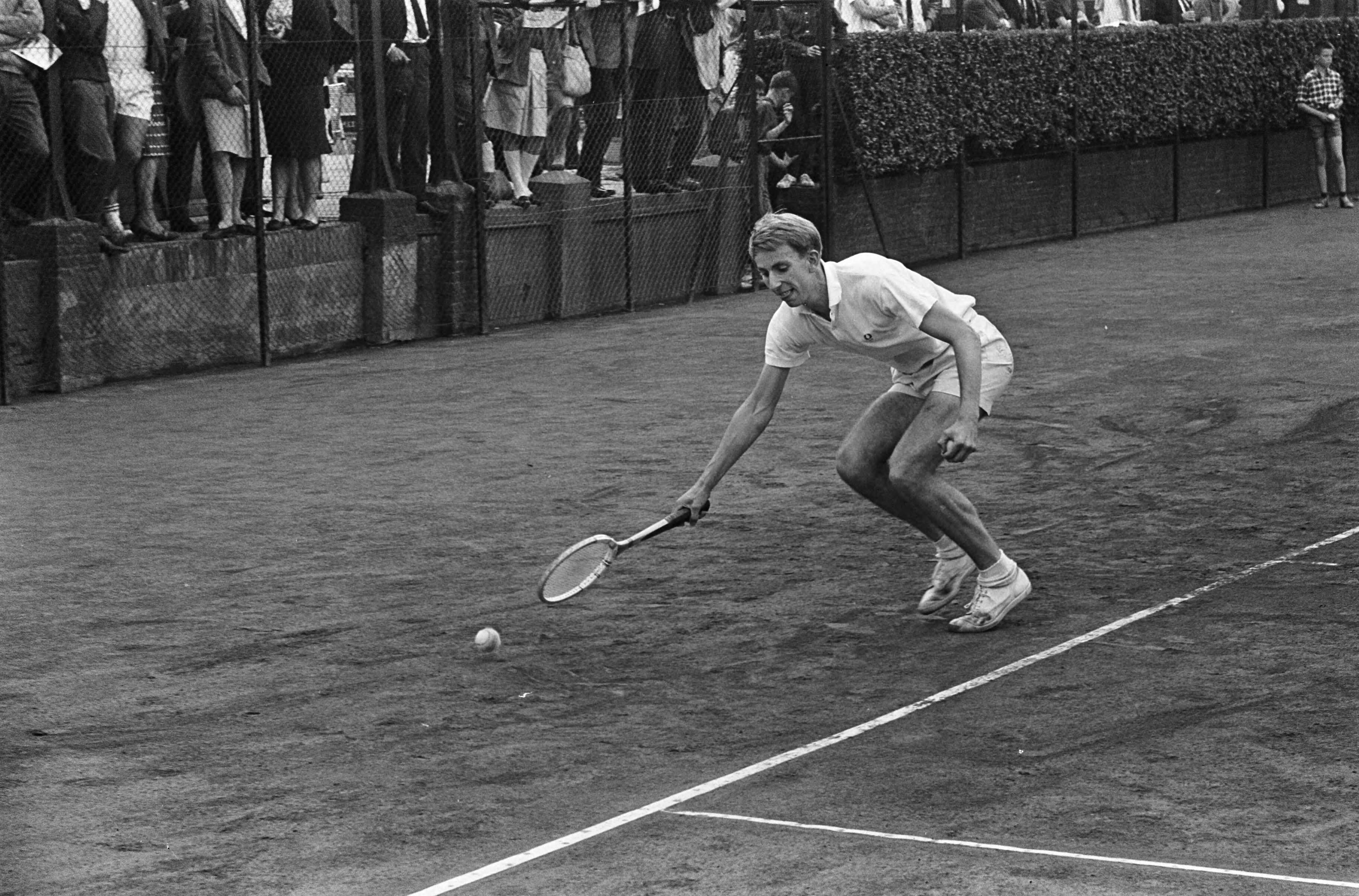 Fotocollectie Anefo — Open Nederlands kampioenschap tennis op 't Melkhuisje te Hilversum, de Nederlander Evert Schneider in actie — Foto: Koch, Eric / Anefo. Licentie: Set B: Rechtenvrij / Publiek Domein. Bron: Nationaal Archief. http://hdl.handle.net/10648/aab50204-d0b4-102d-bcf8-003048976d84