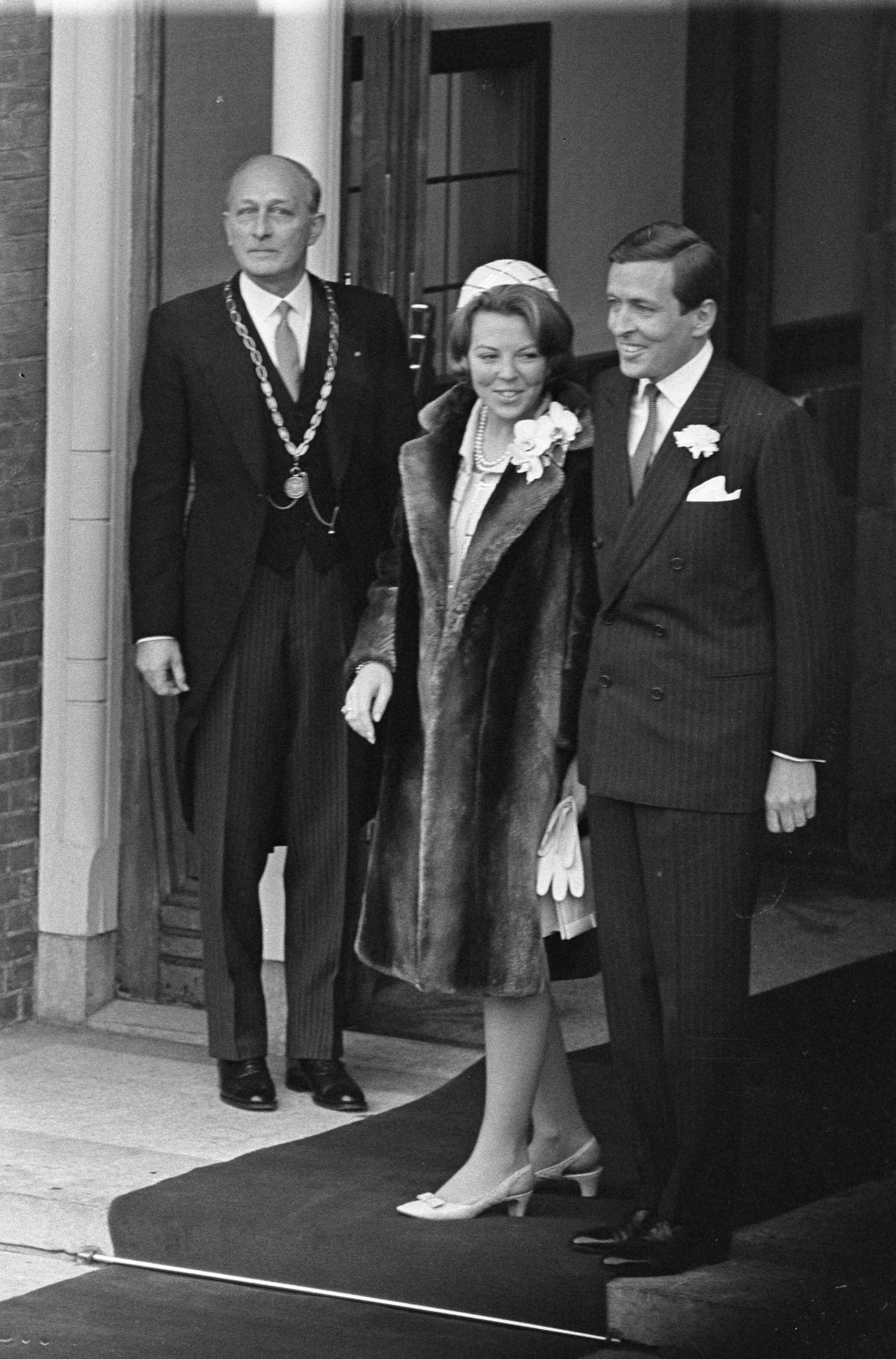 Fotocollectie Anefo — Ondertrouw prinses Beatrix en Claus in Baarn, aankomst van het paar bij het raadhuis, links de burgemeester, mr. F.J. van Beeck Calkoen — Foto: Combinatie 6 / Anefo. Licentie: Set B: Rechtenvrij / Publiek Domein. Bron: Nationaal Archief. http://hdl.handle.net/10648/aadb07ec-d0b4-102d-bcf8-003048976d84
