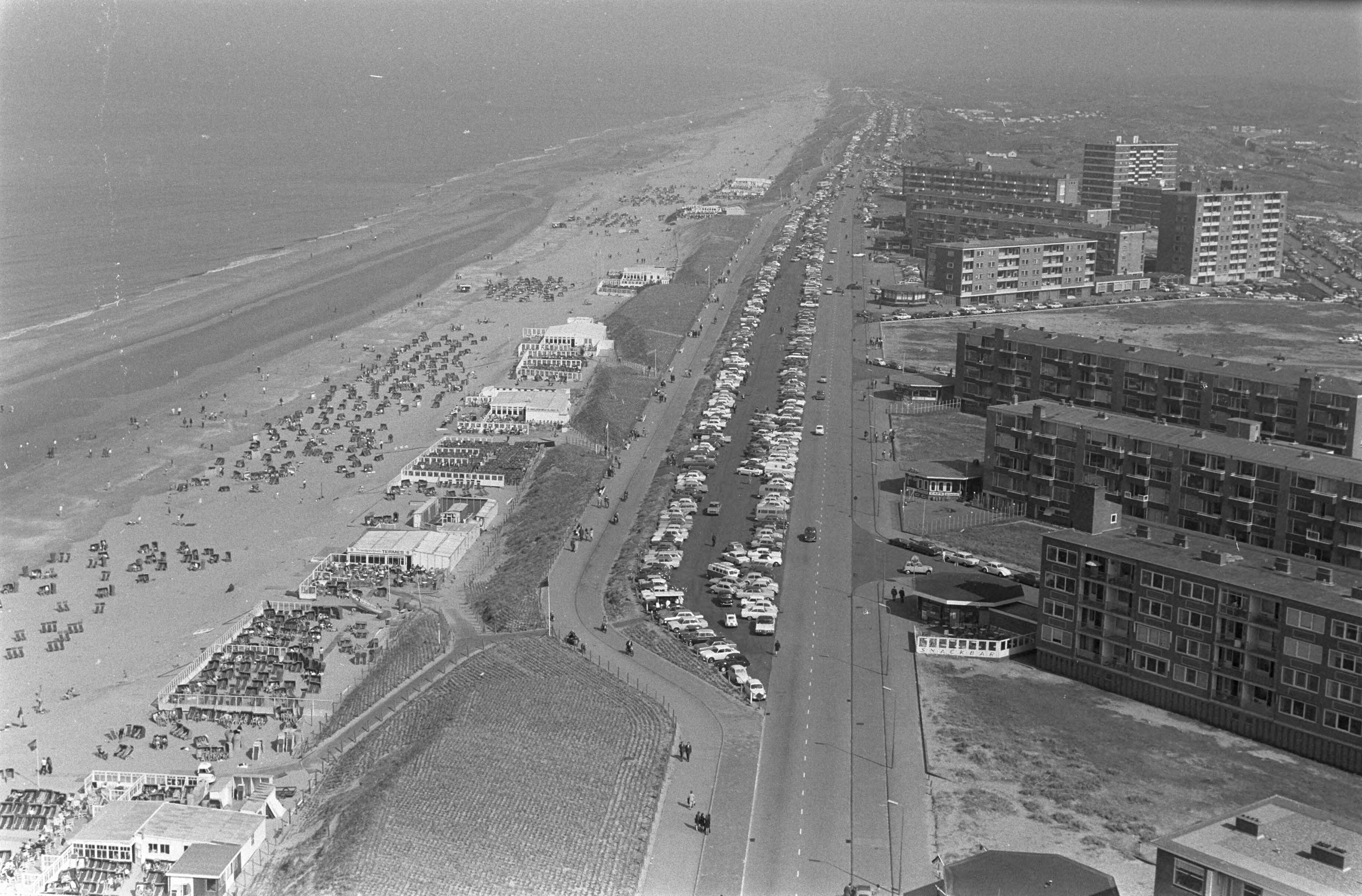 Fotocollectie Anefo — Zonaanbidders op strand Zandvoort boulevard gezien vanaf het Palace hotel — Foto: Evers, Joost / Anefo. Licentie: Set B: Rechtenvrij / Publiek Domein. Bron: Nationaal Archief. http://hdl.handle.net/10648/ab649caa-d0b4-102d-bcf8-003048976d84