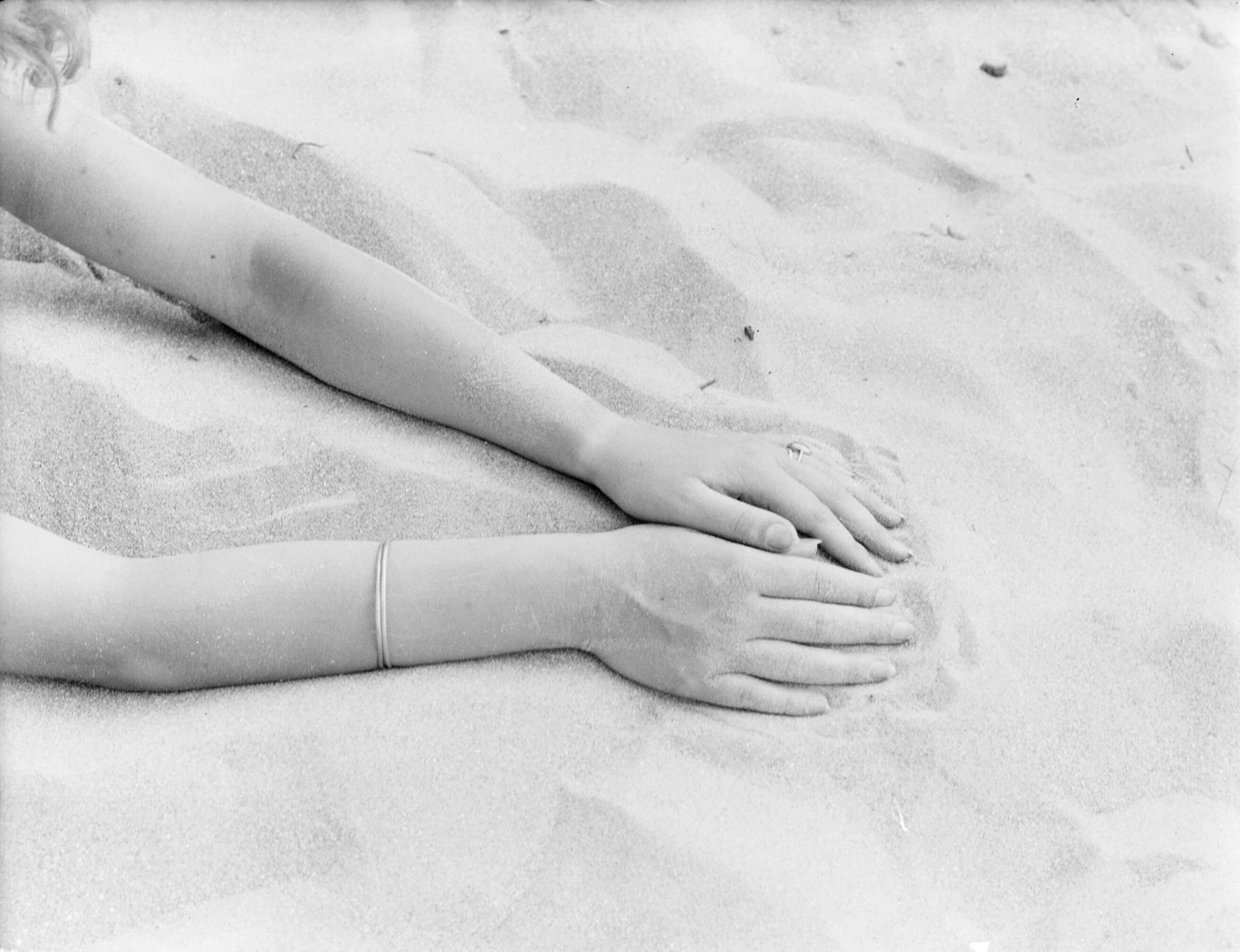 Fotocollectie Van de Poll — De armen van Eva Waldschmidt — Foto: Poll, Willem van de. Licentie: Set B: Rechtenvrij / Publiek Domein. Bron: Nationaal Archief. http://hdl.handle.net/10648/aea8046a-d0b4-102d-bcf8-003048976d84